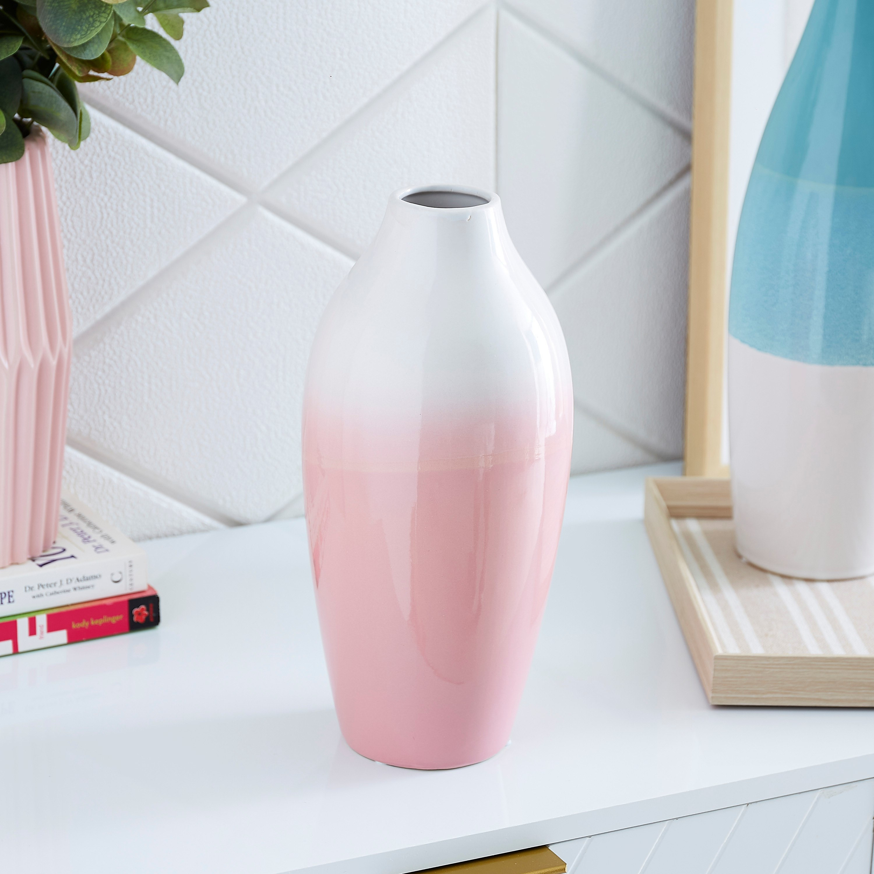 مزهرية سيراميك بتصميم قارورة متدرجة اللون من إميرالد - 14x14x30 سم-hbxbedroom-decorandaccessories-vases-image-1