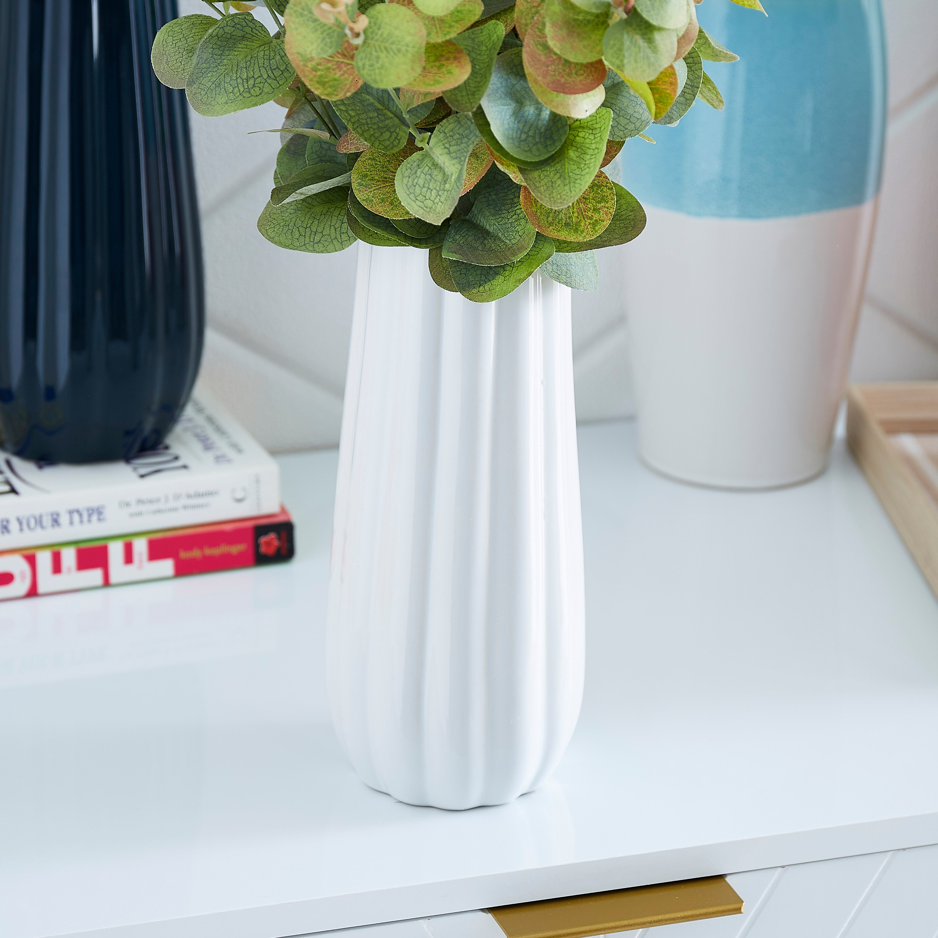 مزهرية سيراميك مضلّعة منحنية من إميرالد - 11x11x24 سم-hbxbedroom-decorandaccessories-vases-image-2