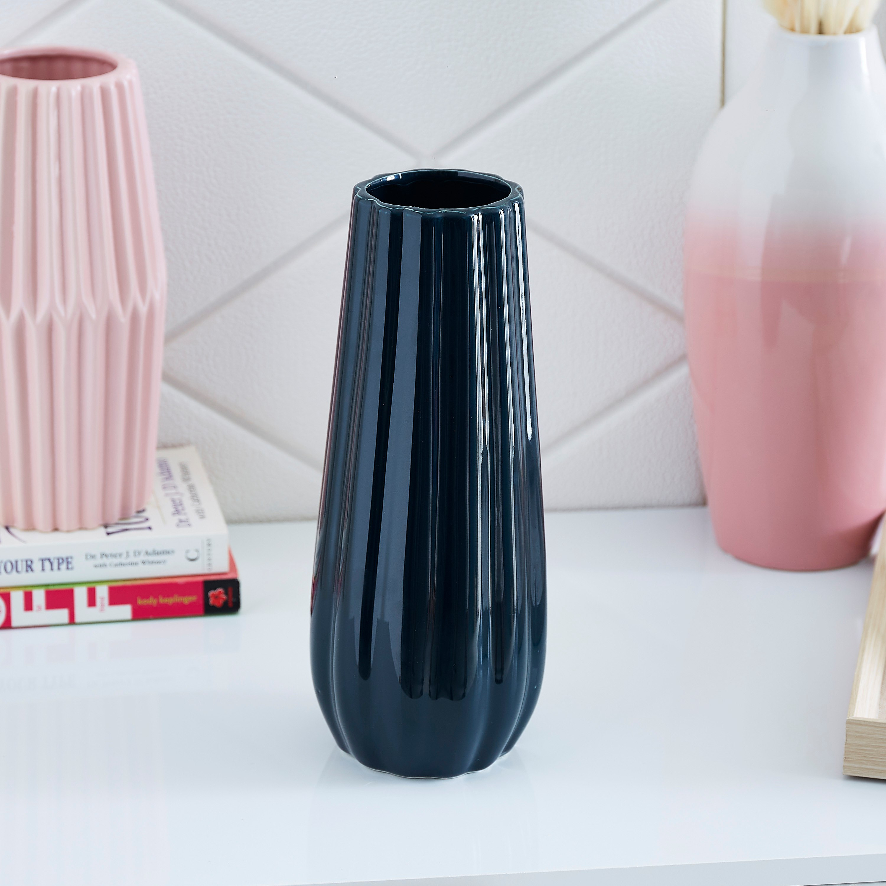 مزهرية مضلعة سيراميك منحنية من إميرالد - 12x12x29 سم-hbxbedroom-decorandaccessories-vases-image-1