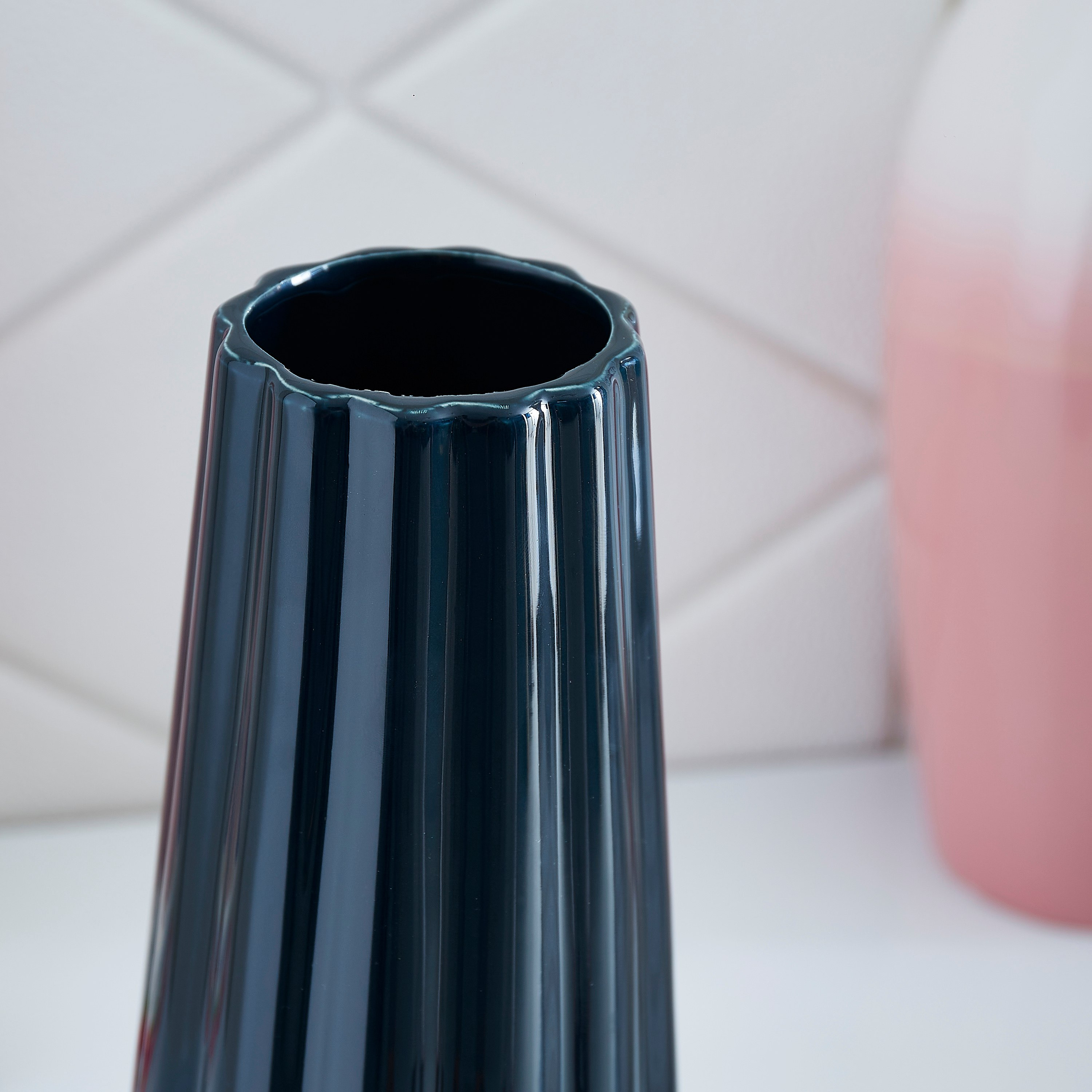 مزهرية مضلعة سيراميك منحنية من إميرالد - 12x12x29 سم-hbxbedroom-decorandaccessories-vases-image-3