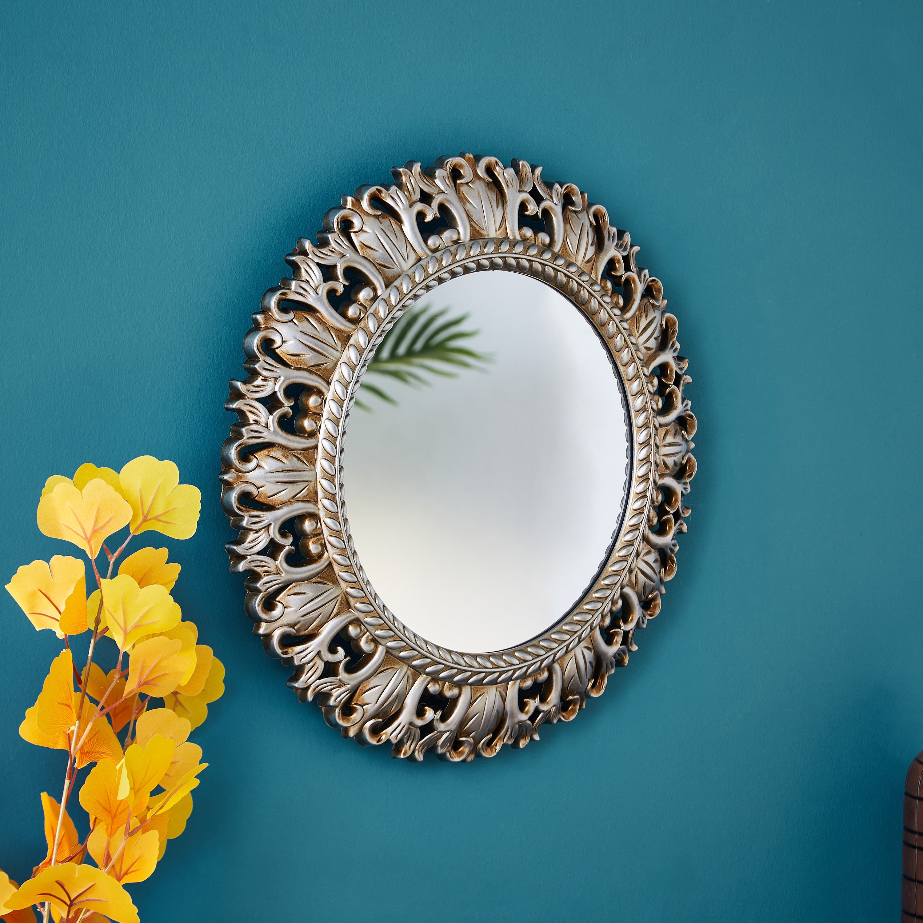 مرآة ديكور جدارية بحواف بتلات مفرّغة من إلفيو - 40x5 سم-hbxhomeware-hbxdecorandfurnishings-image-1