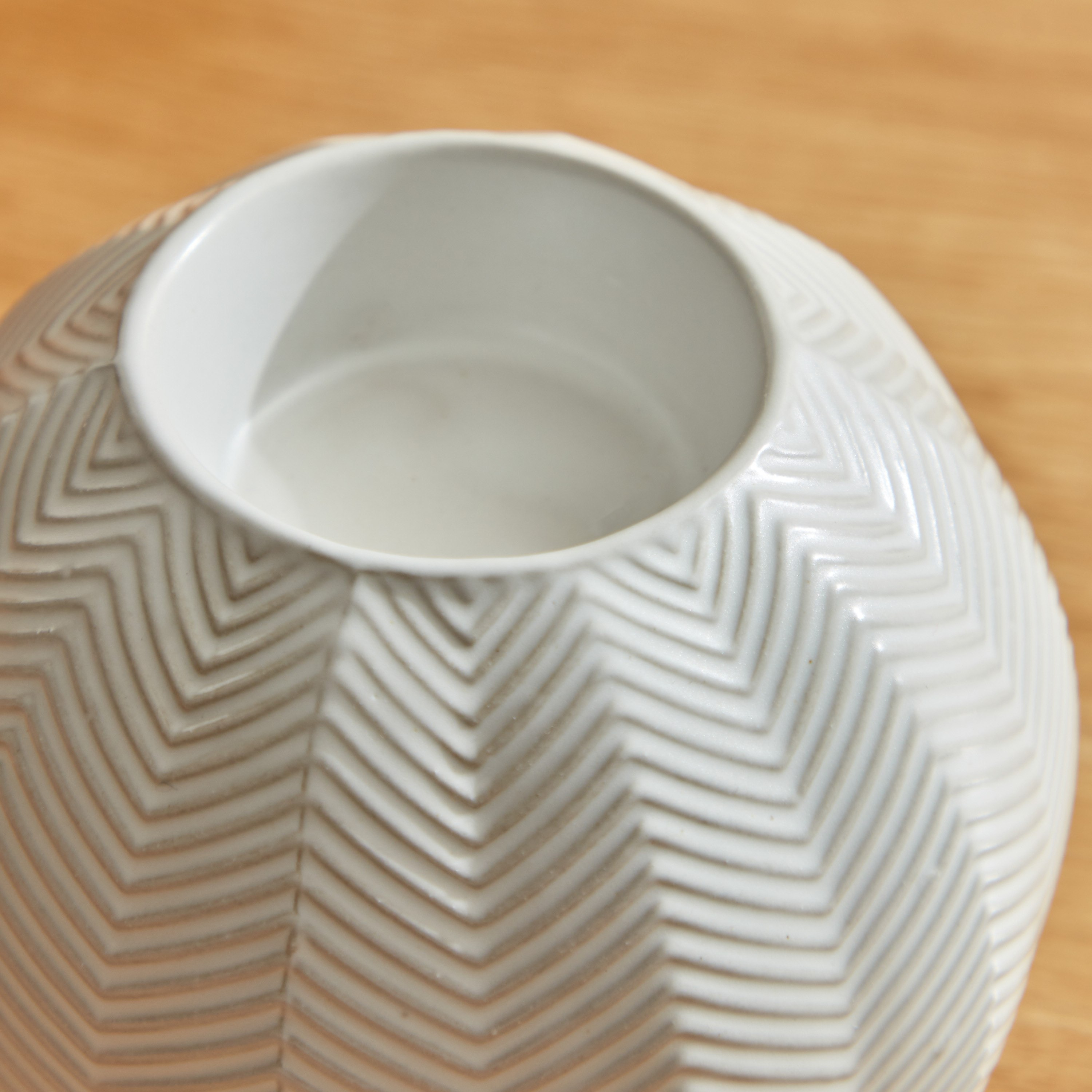 حامل شموع صغير سيراميك مضلع من أدرا - 10×10×9 سم-hbxlivingroom-decorandaccessories-candleholders-image-3