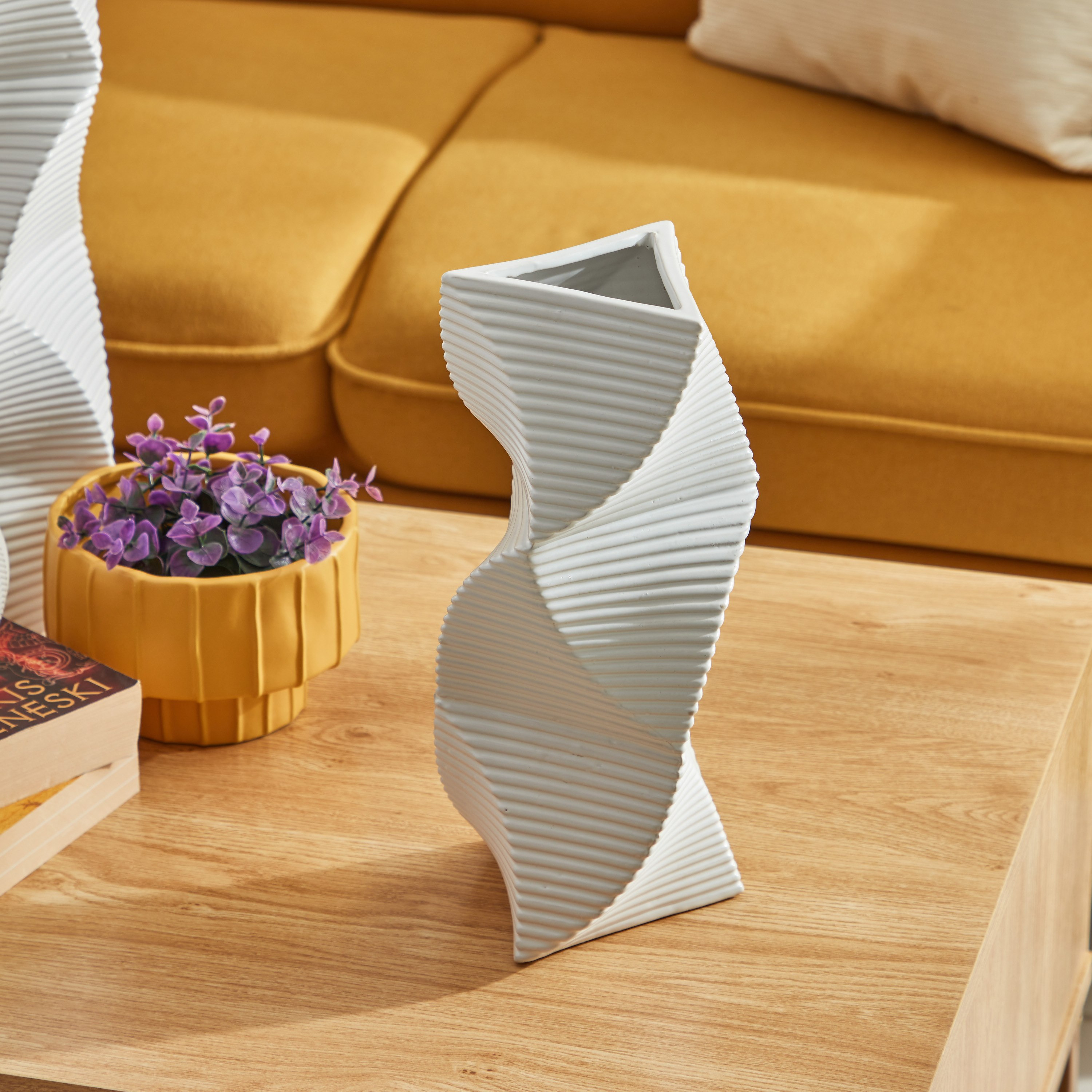مزهرية سيراميك طويلة مضلعة ومطفية وملفوفة من أدرا - 14x13x31 سم-hbxbedroom-decorandaccessories-vases-image-2