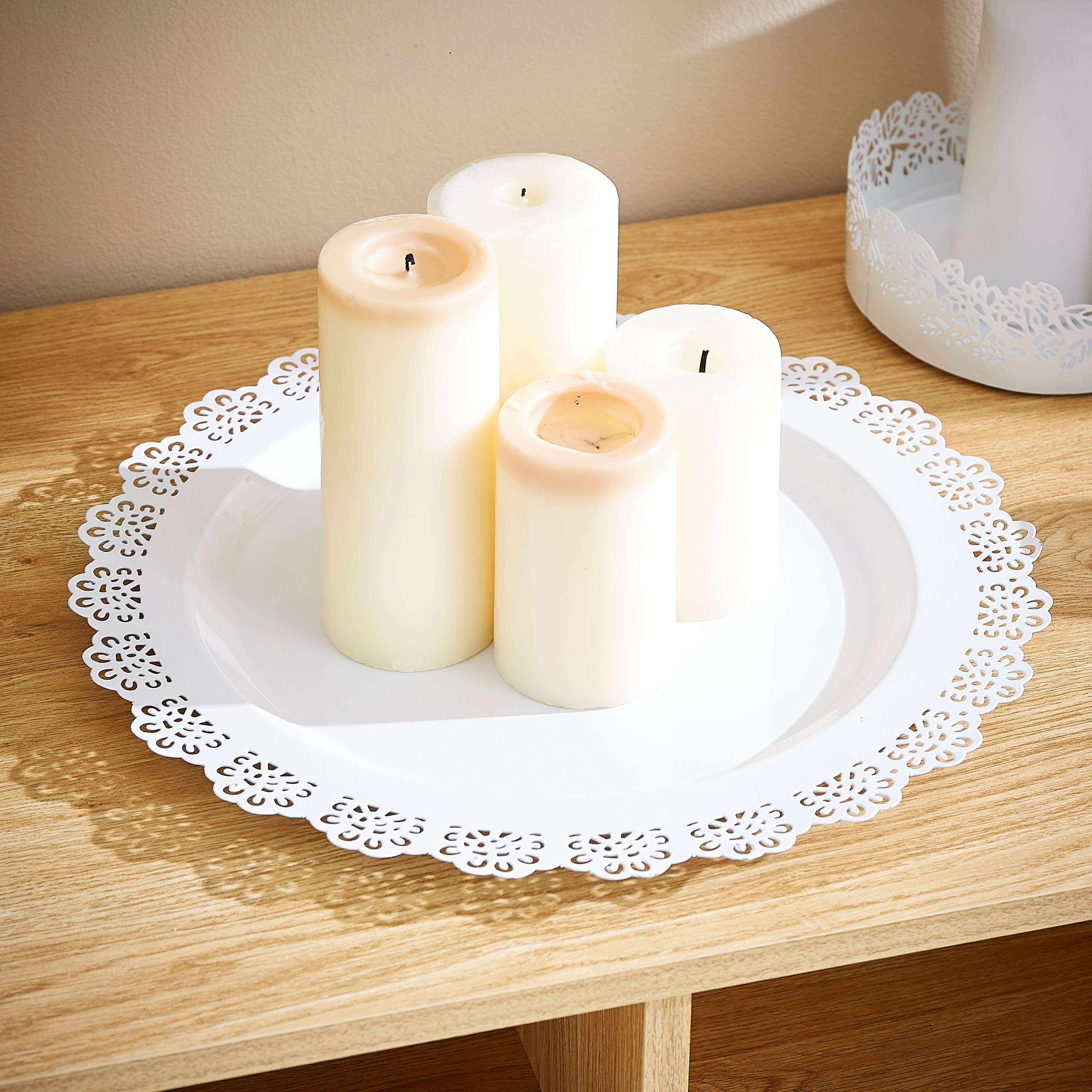 صحن شموع مستدير معدني بتصميم باروك مفرّغ من نواه - 37 سم-hbxlivingroom-decorandaccessories-candleholders-image-2