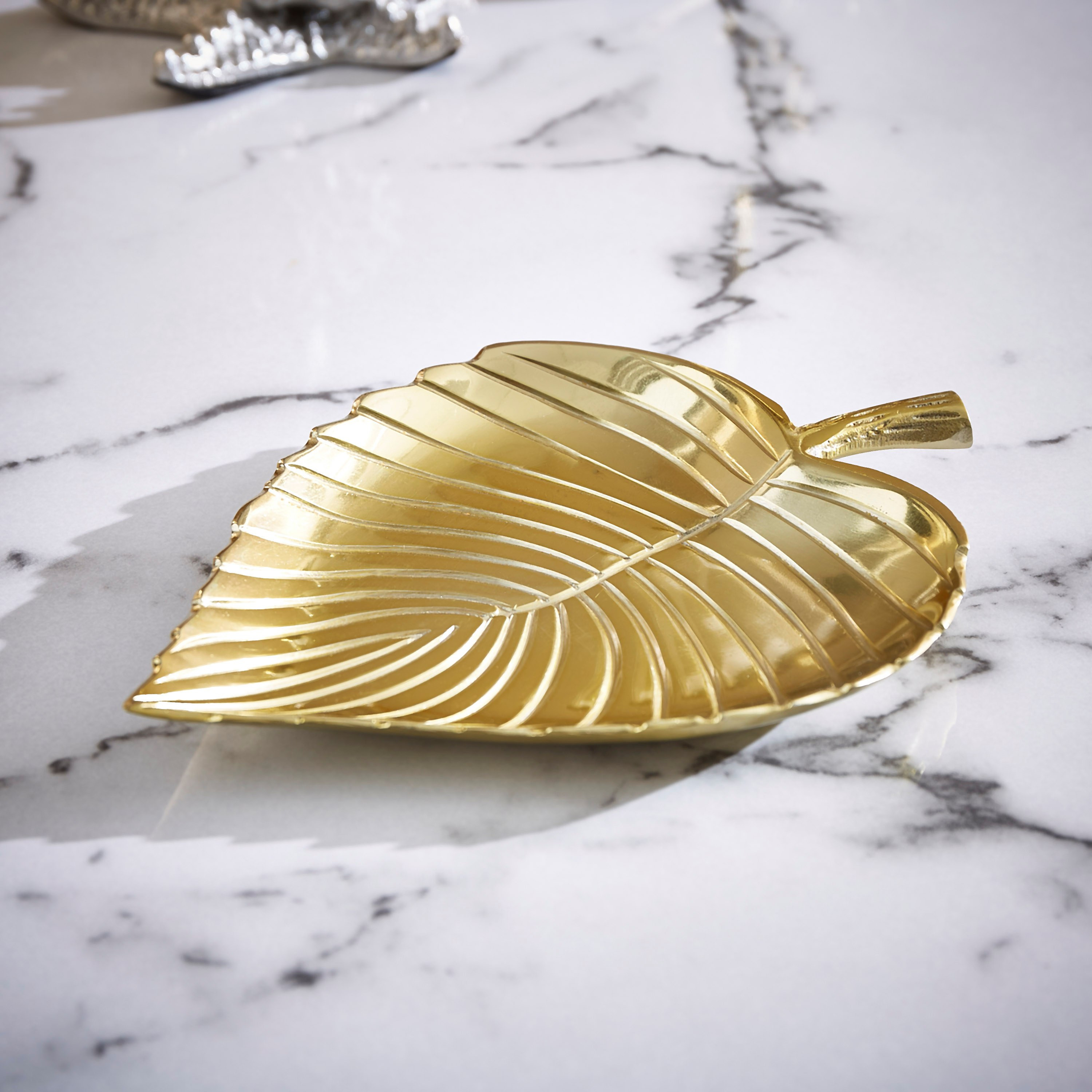 صحن ديكور ورق معدني ذهبي من نواه - 22x16x3 سم-hbxhomeware-hbxdecorandfurnishings-image-1