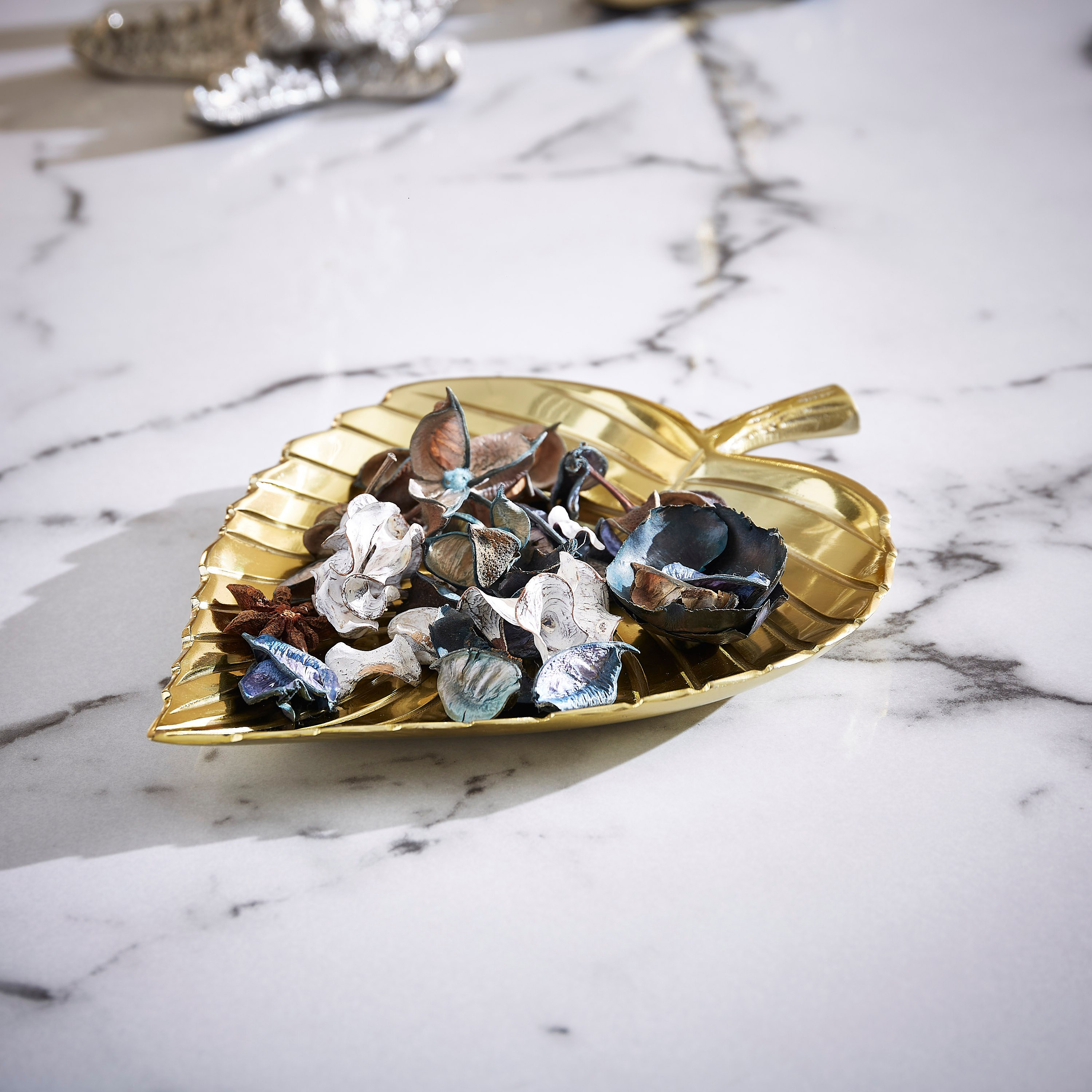 صحن ديكور ورق معدني ذهبي من نواه - 22x16x3 سم-hbxhomeware-hbxdecorandfurnishings-image-2