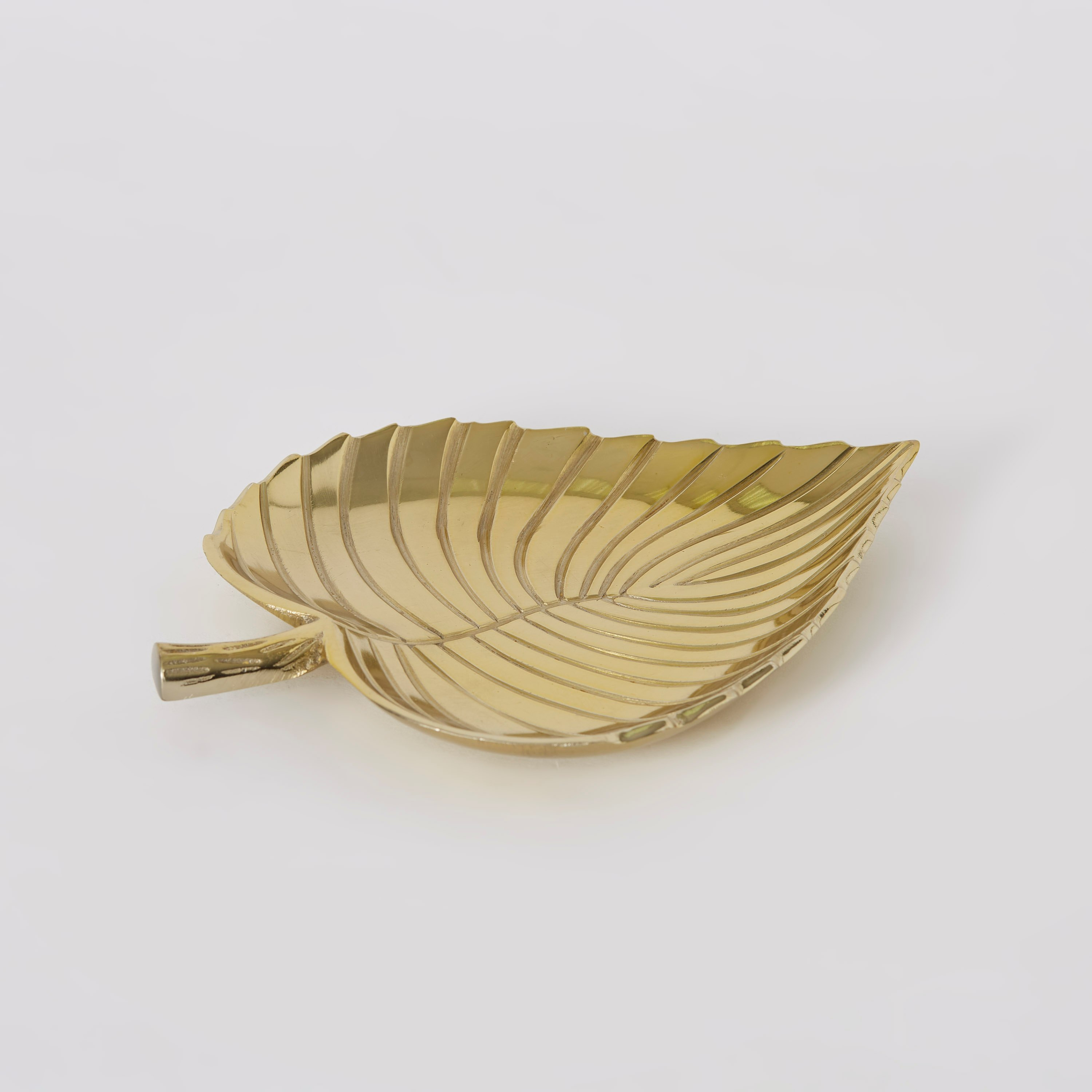 صحن ديكور ورق معدني ذهبي من نواه - 22x16x3 سم-hbxhomeware-hbxdecorandfurnishings-image-5