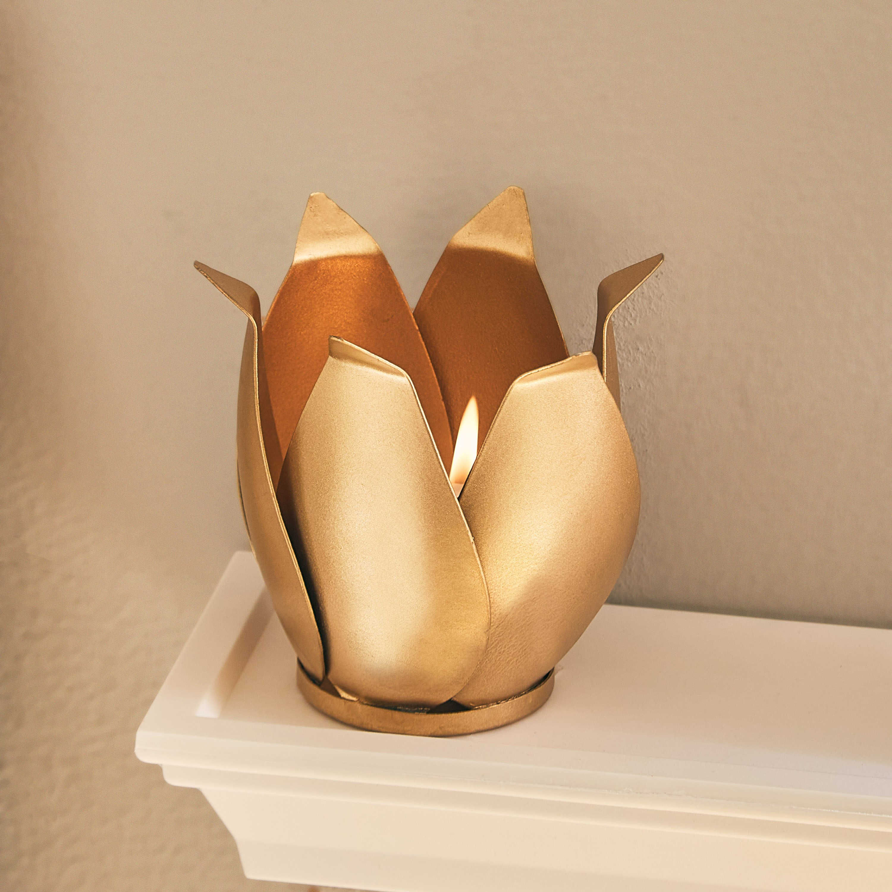 حامل شموع صغيرة معدني ذهبي لوتس من نواه - 12 × 12 × 10 سم-hbxlivingroom-decorandaccessories-candleholders-image-1