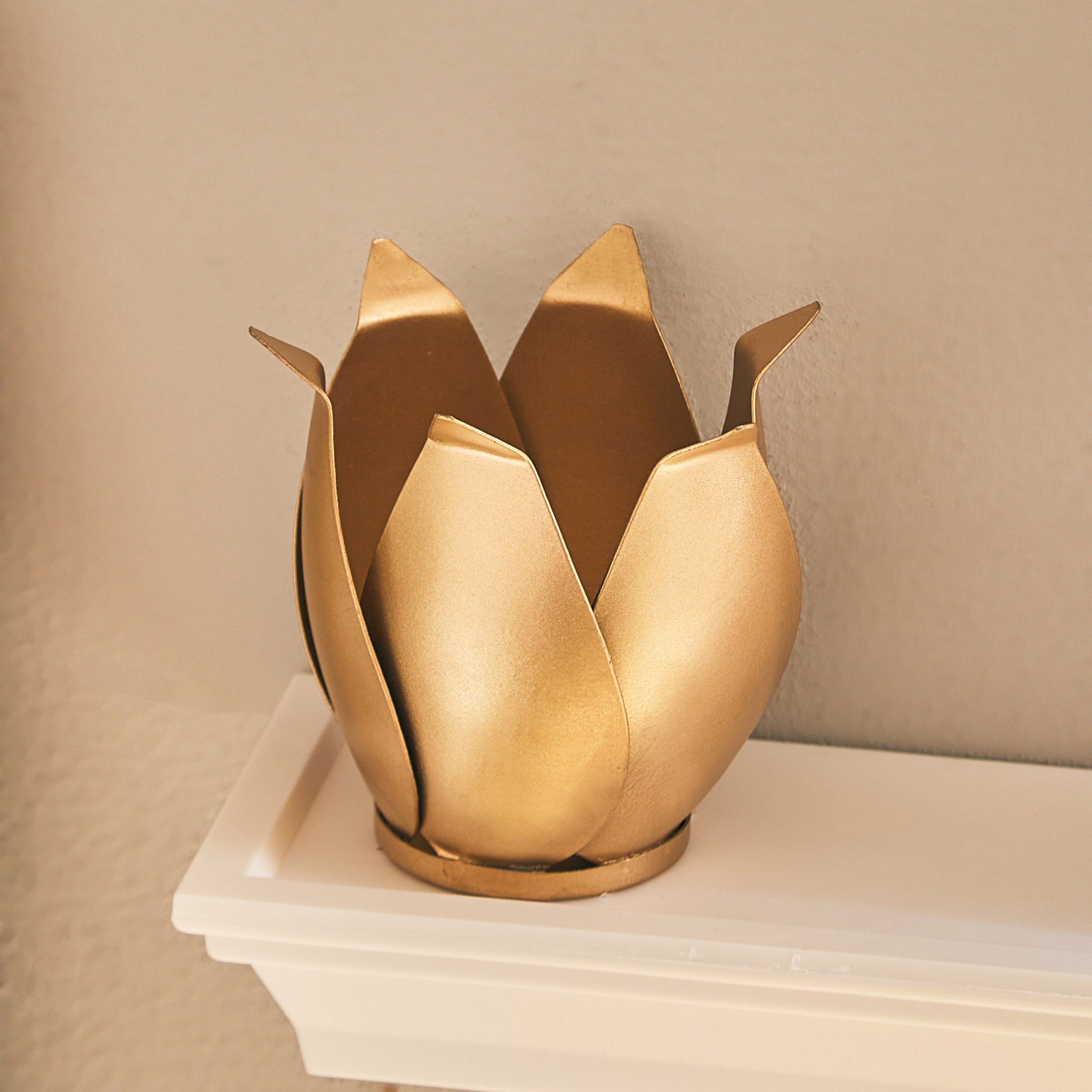 حامل شموع صغيرة معدني ذهبي لوتس من نواه - 12 × 12 × 10 سم-hbxlivingroom-decorandaccessories-candleholders-image-2