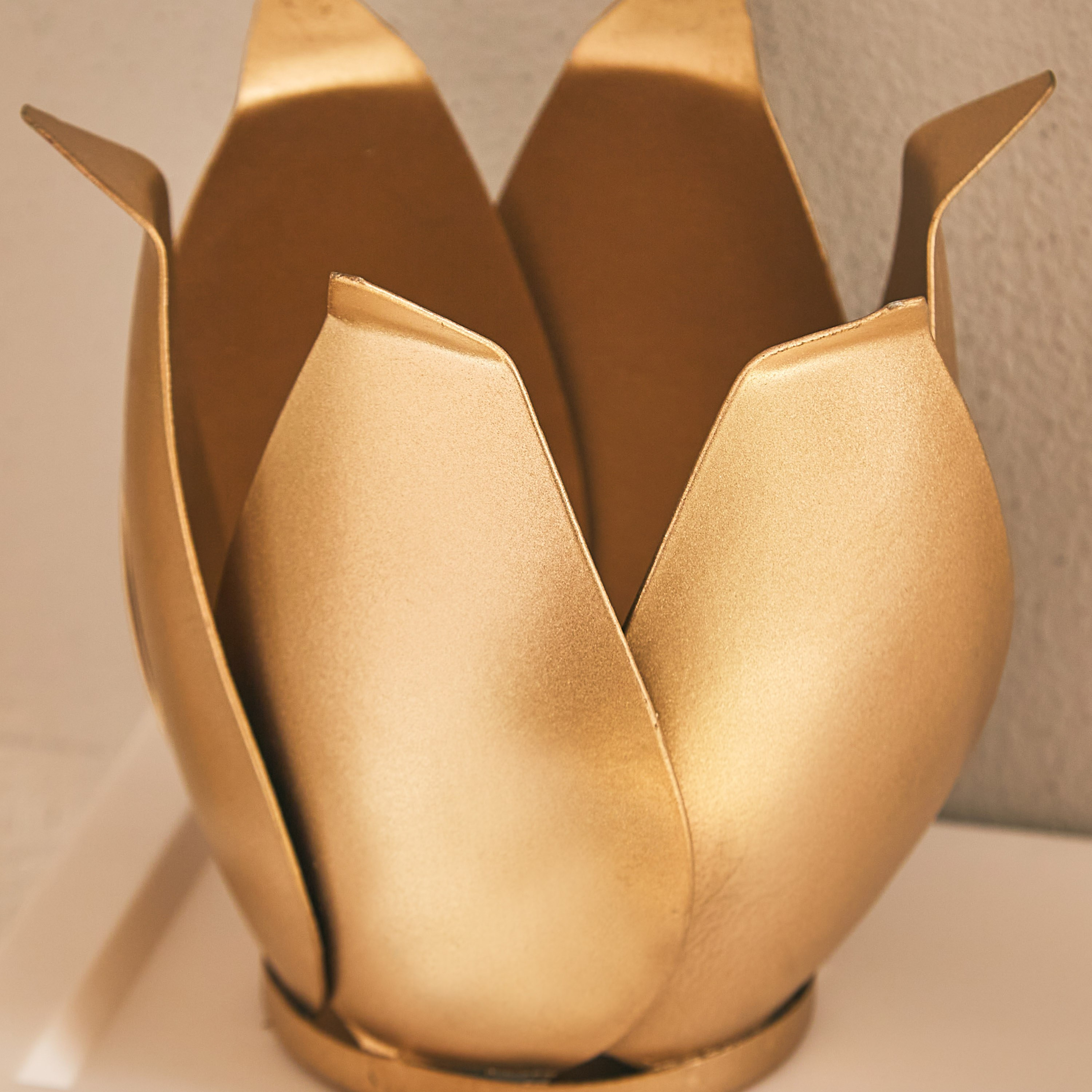 حامل شموع صغيرة معدني ذهبي لوتس من نواه - 12 × 12 × 10 سم-hbxlivingroom-decorandaccessories-candleholders-image-3