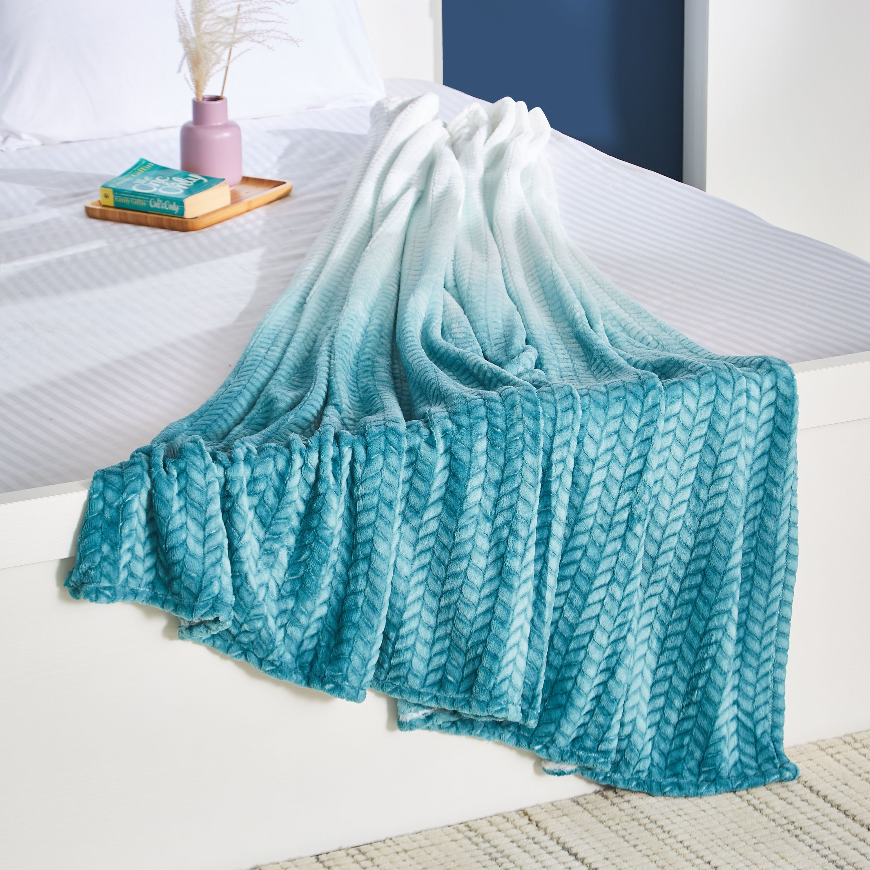 بطانية فلانيل كوين من هامبتون - 200x220 سم-hbxhomeware-hbxbedroom-image-2