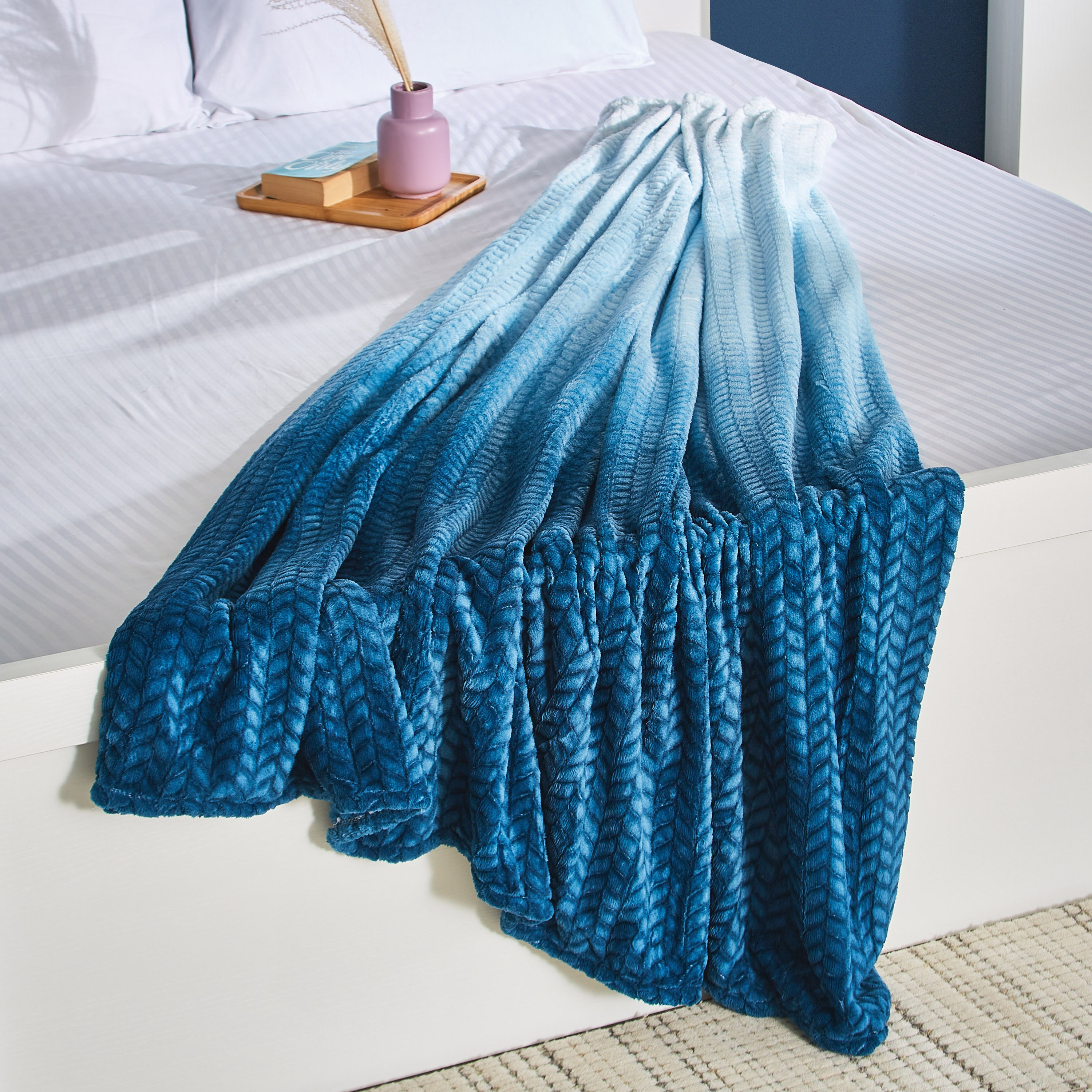 بطانية فلانيل كوين من هامبتون - 200x220 سم-hbxhomeware-hbxbedroom-image-2