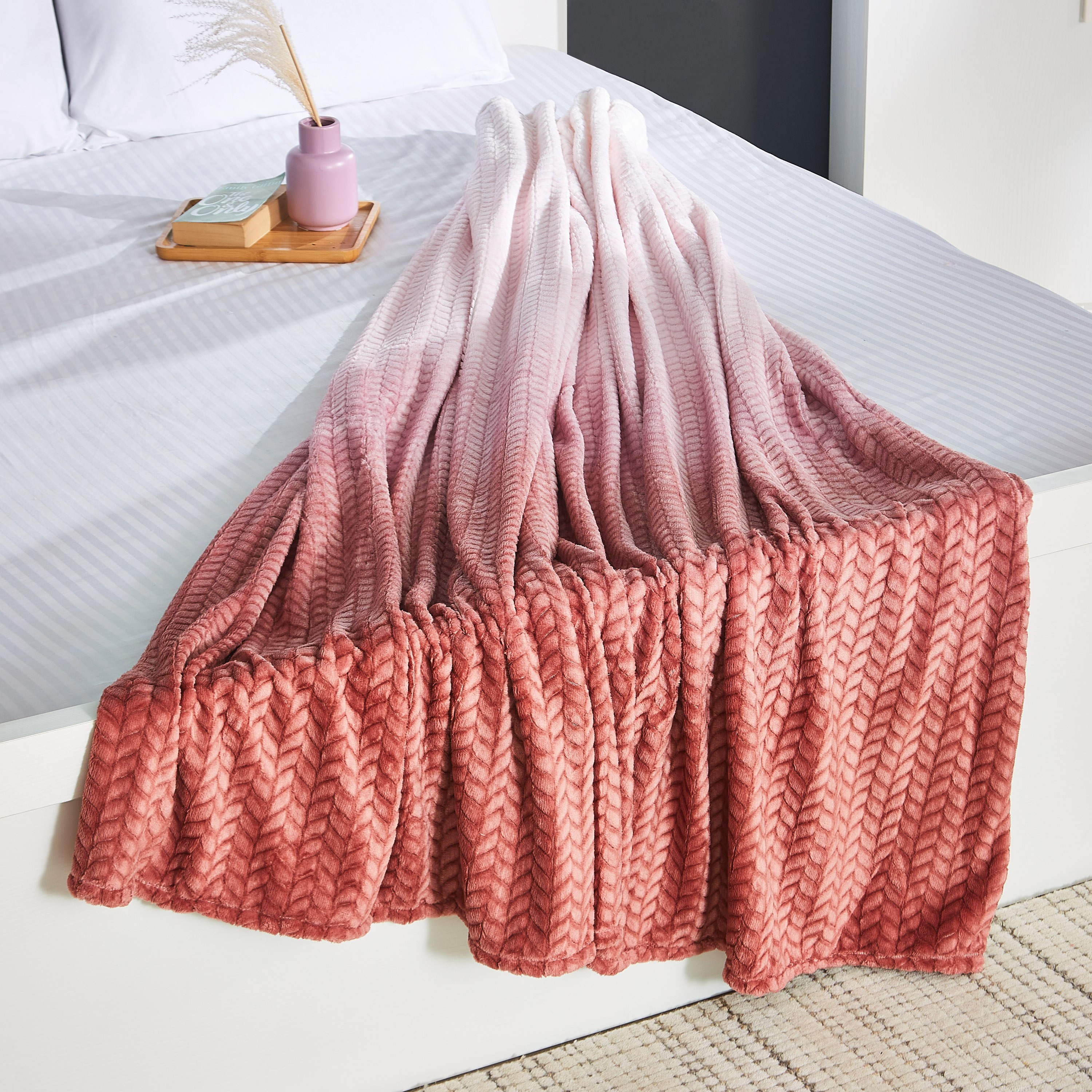 بطانية فلانيل كوين من هامبتون - 200x220 سم-hbxhomeware-hbxbedroom-image-2