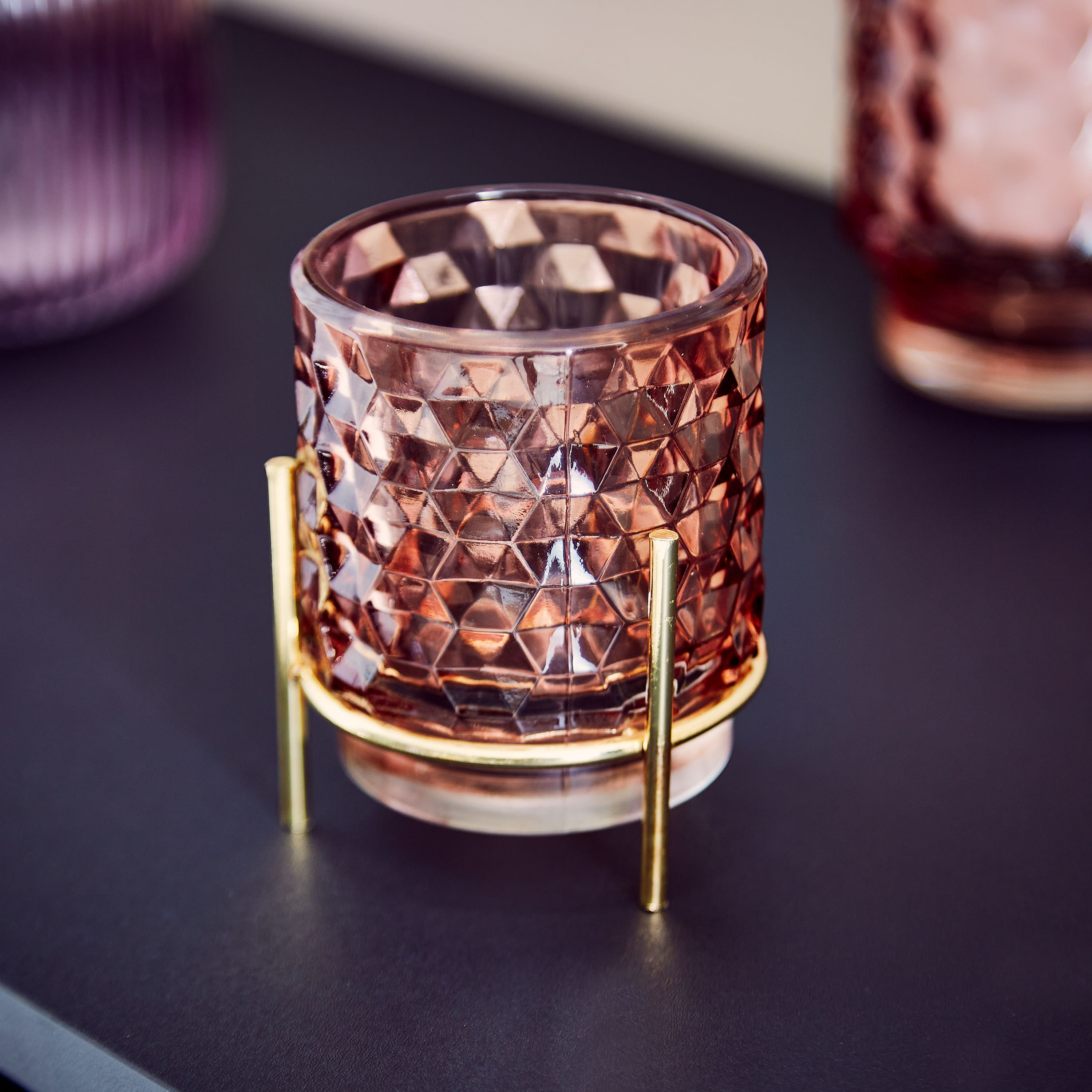 حامل شموع زجاجي صغير بارز الملمس بقاعدة معدن من أودري - 7x10.5 سم-hbxlivingroom-decorandaccessories-candleholders-image-1