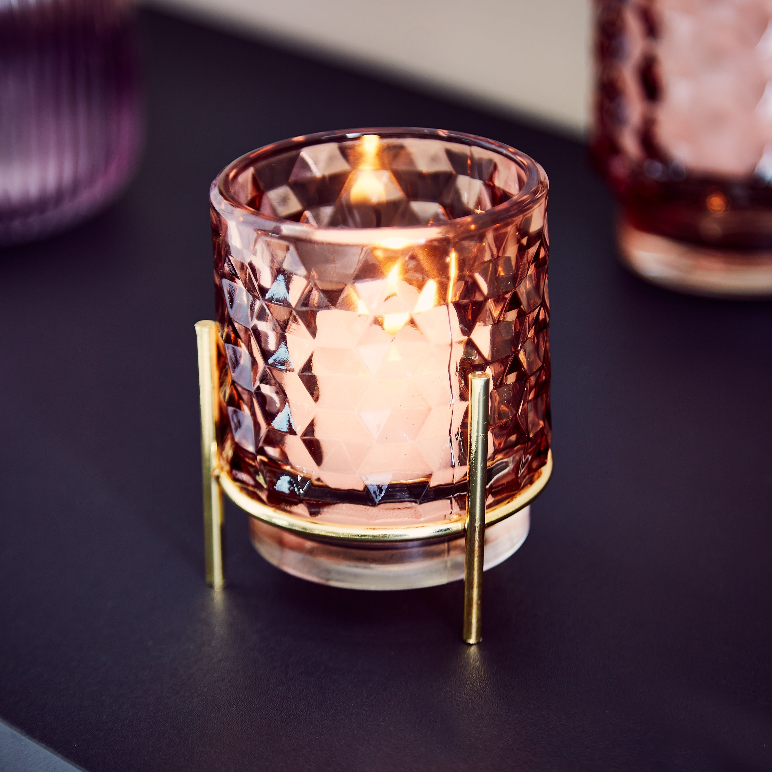 حامل شموع زجاجي صغير بارز الملمس بقاعدة معدن من أودري - 7x10.5 سم-hbxlivingroom-decorandaccessories-candleholders-image-2
