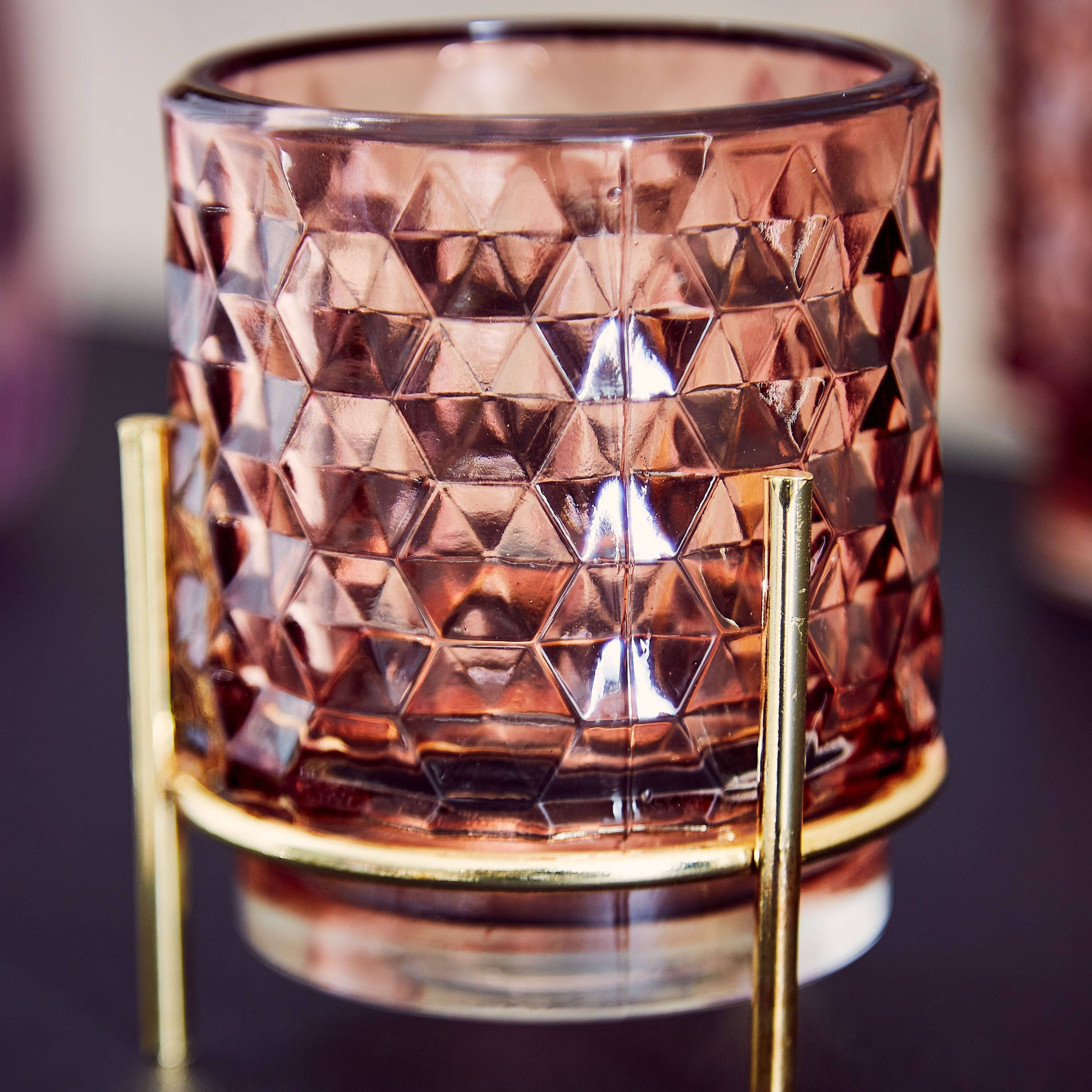 حامل شموع زجاجي صغير بارز الملمس بقاعدة معدن من أودري - 7x10.5 سم-hbxlivingroom-decorandaccessories-candleholders-image-3