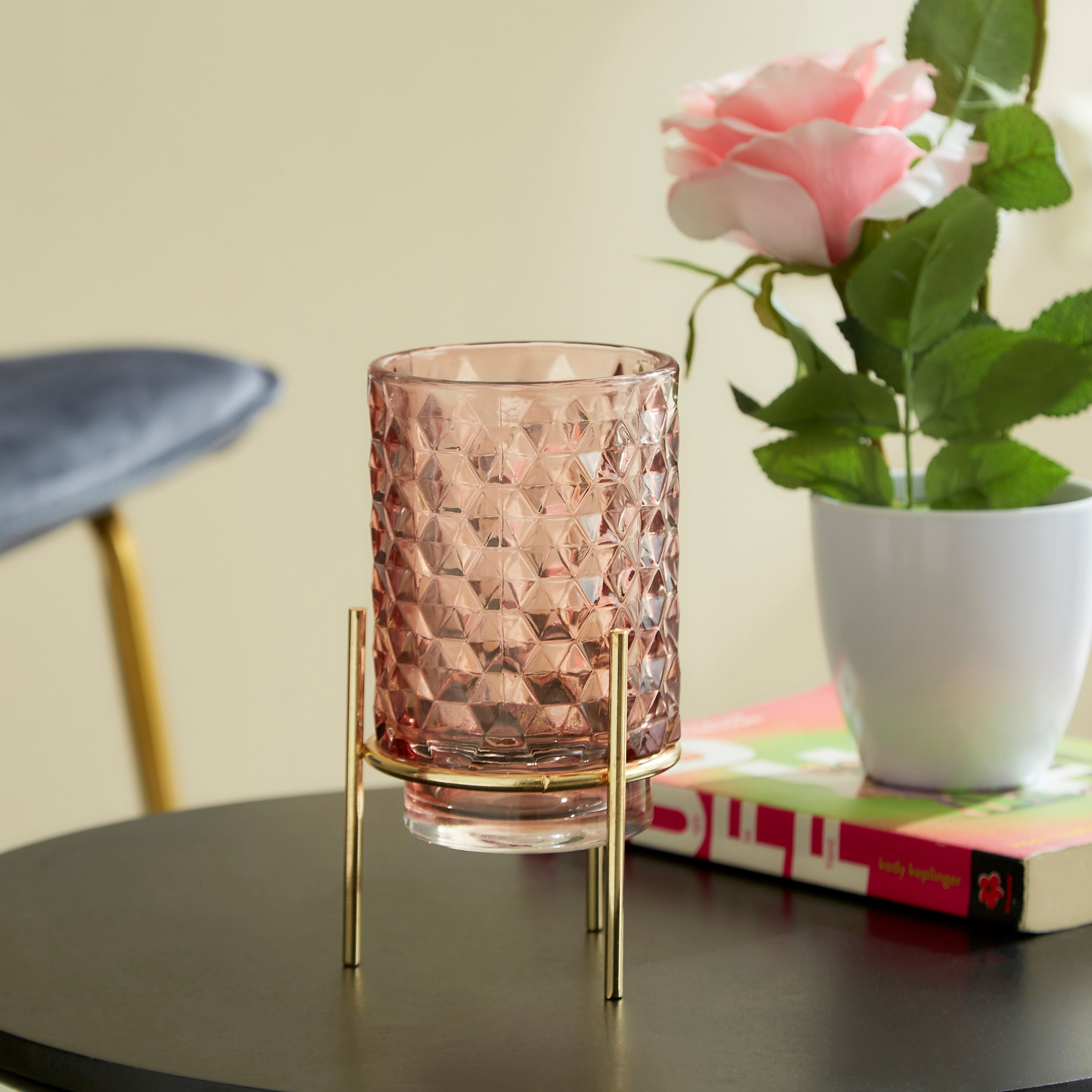 حامل شموع زجاجي طويل بارز الملمس بحامل معدن من أودري - 9x15 سم-hbxlivingroom-decorandaccessories-candleholders-image-1