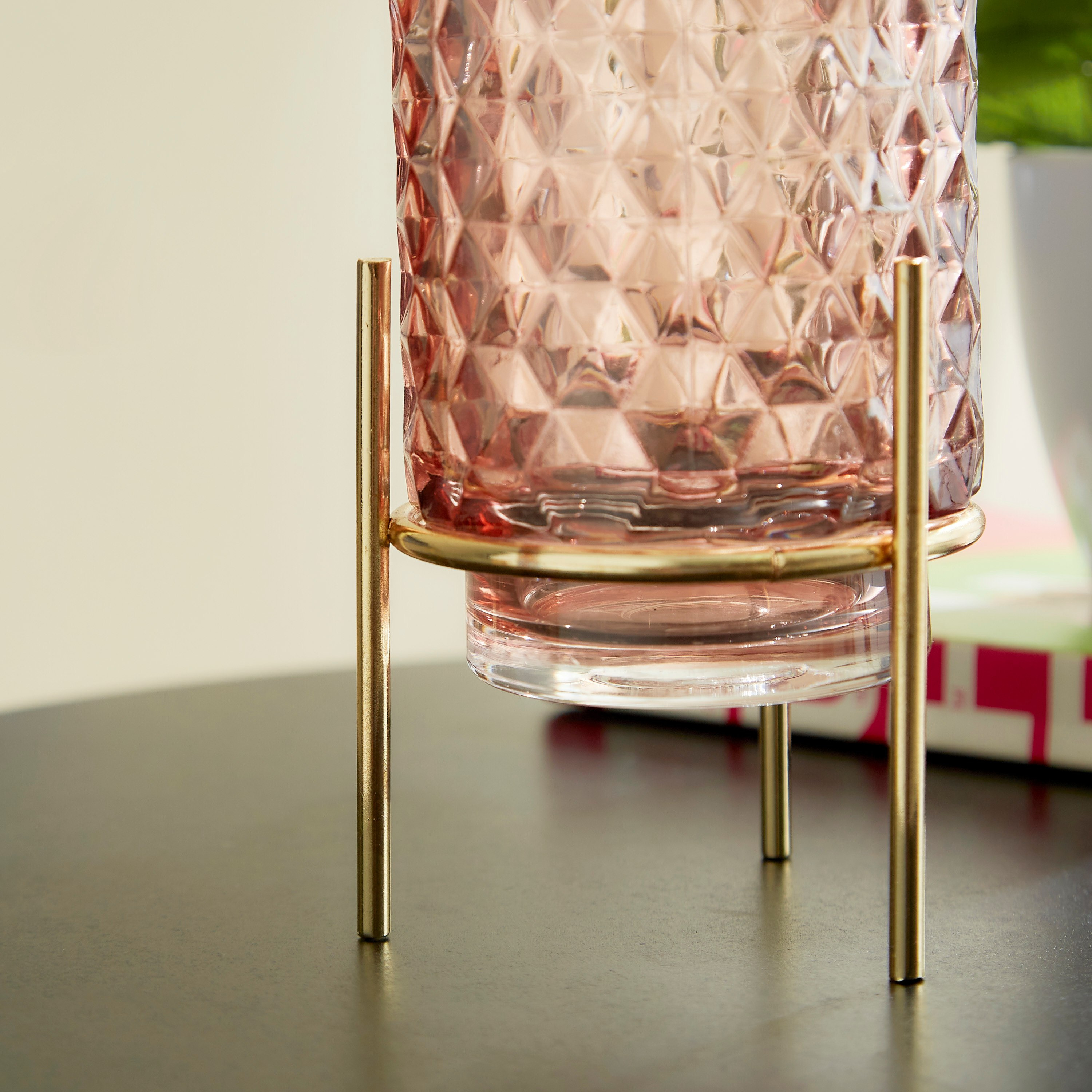 حامل شموع زجاجي طويل بارز الملمس بحامل معدن من أودري - 9x15 سم-hbxlivingroom-decorandaccessories-candleholders-image-4