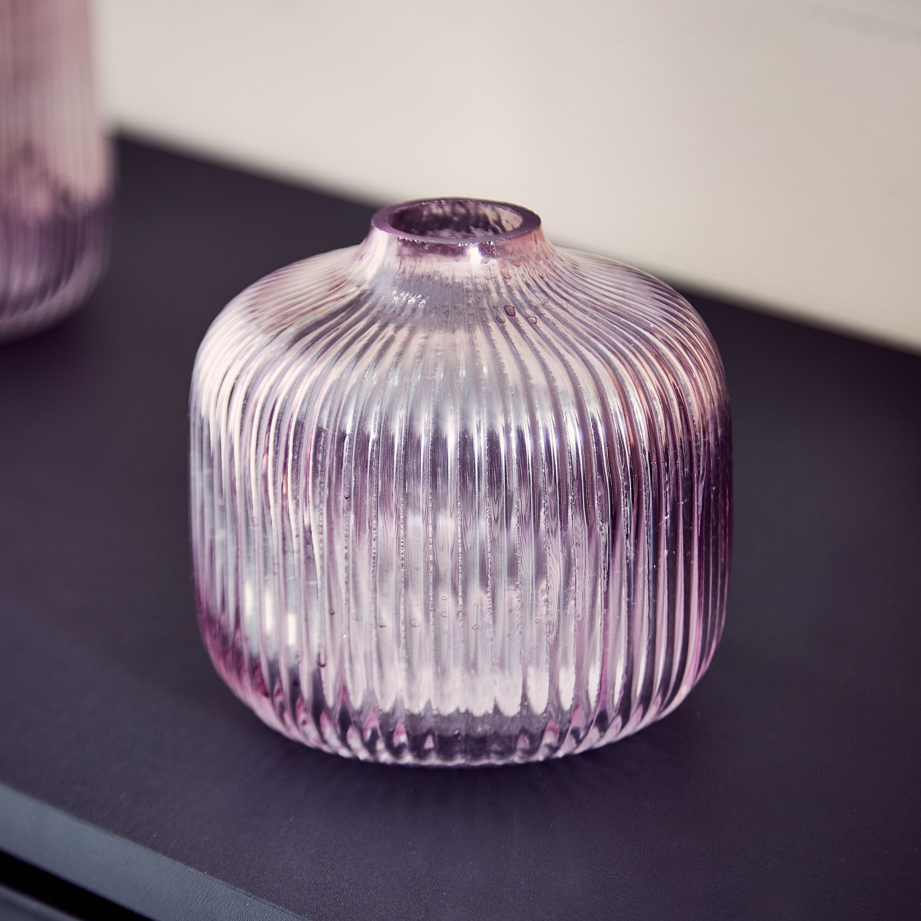 مزهرية زجاجية صغيرة بارزة الملمس من أودري - 11x11 سم-hbxbedroom-decorandaccessories-vases-image-1