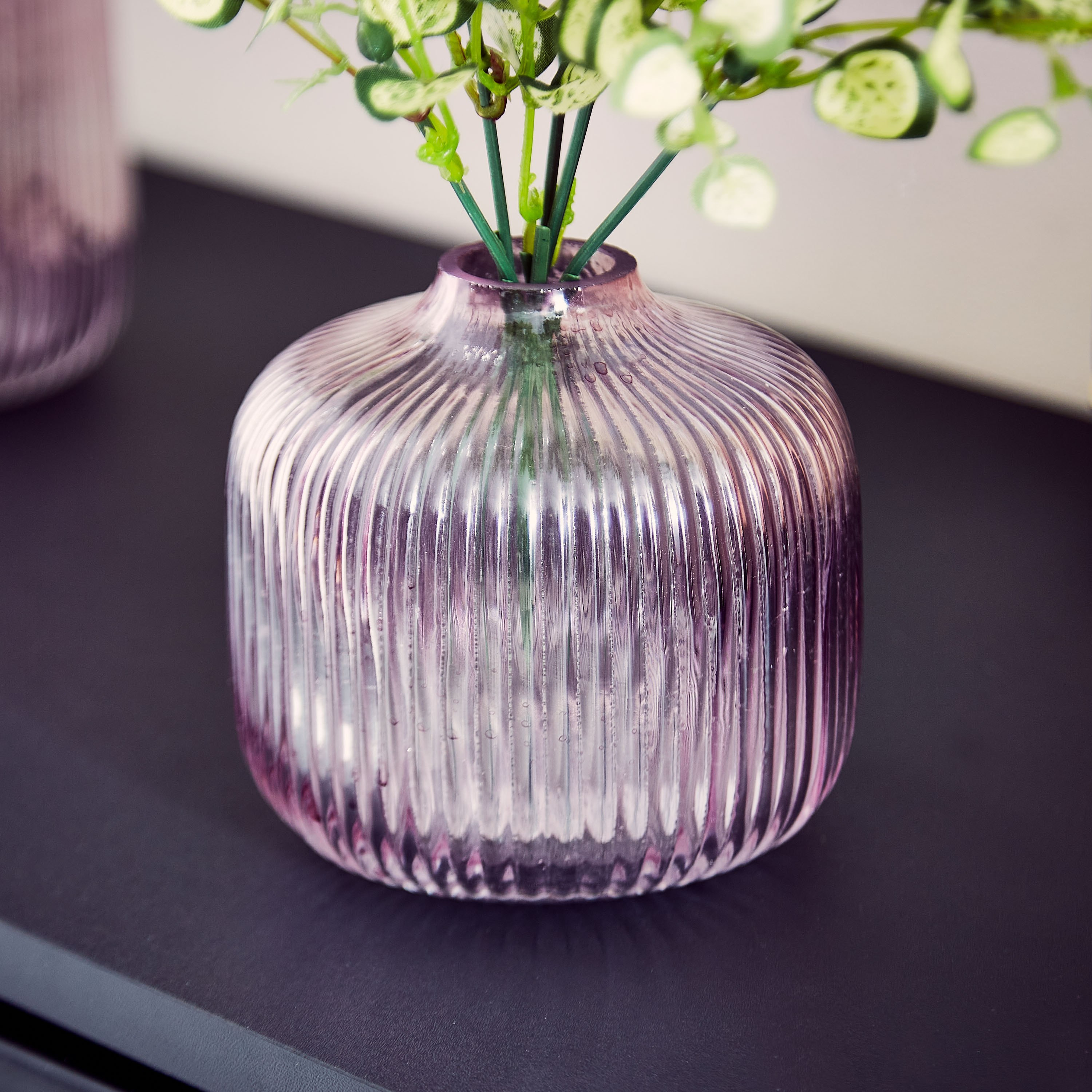 مزهرية زجاجية صغيرة بارزة الملمس من أودري - 11x11 سم-hbxbedroom-decorandaccessories-vases-image-2