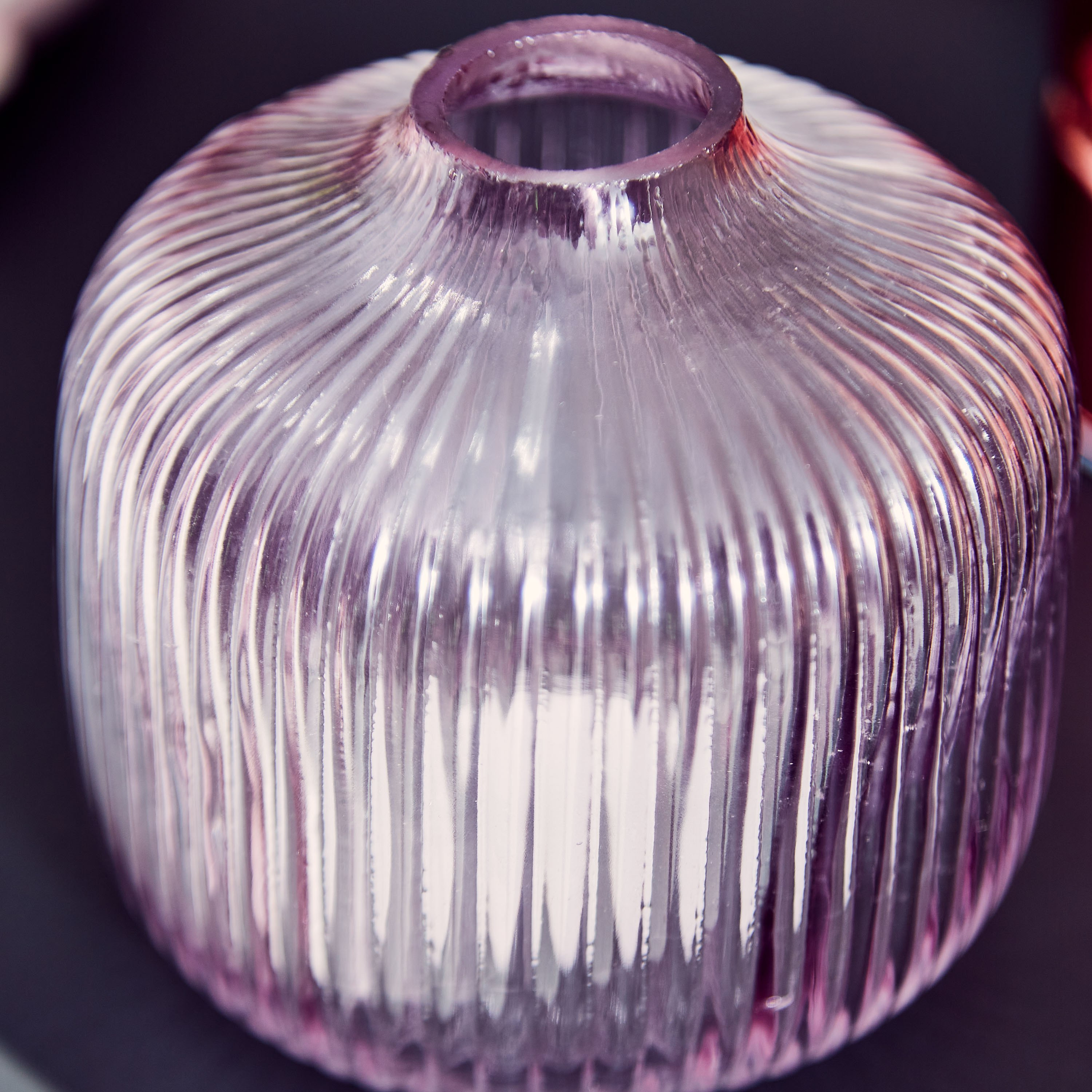 مزهرية زجاجية صغيرة بارزة الملمس من أودري - 11x11 سم-hbxbedroom-decorandaccessories-vases-image-3