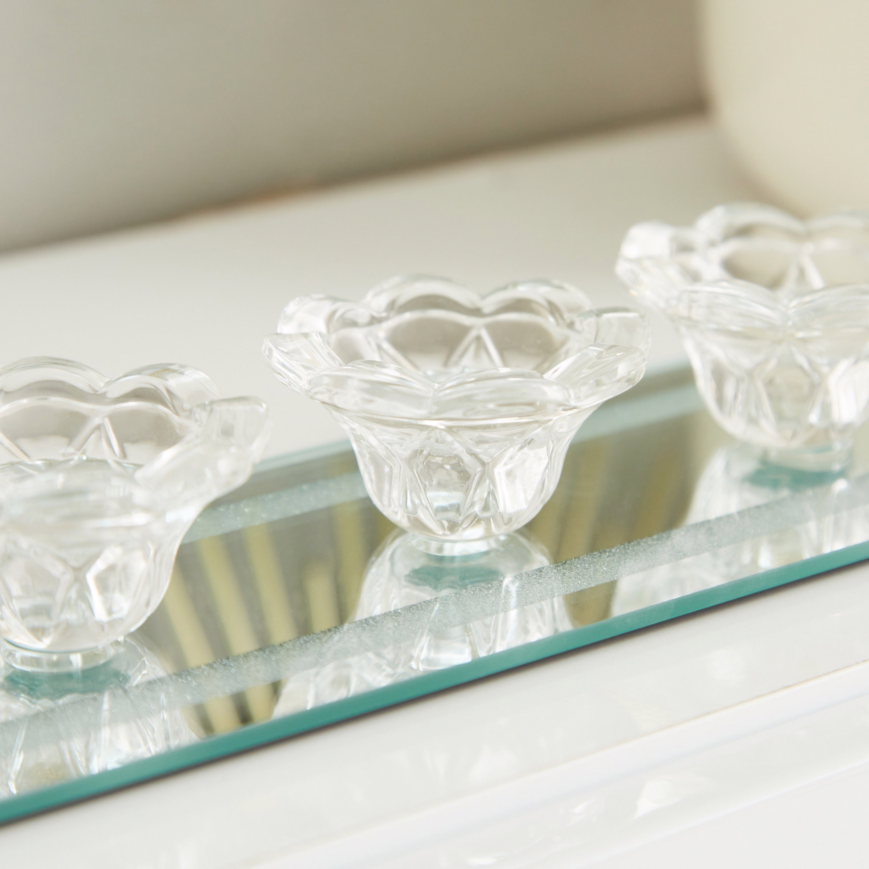 طقم حامل شموع زجاجي 4 قطع مع صينية عاكسة لامعة من هيبورن - 28x10x3.5 سم-hbxlivingroom-decorandaccessories-candleholders-image-4