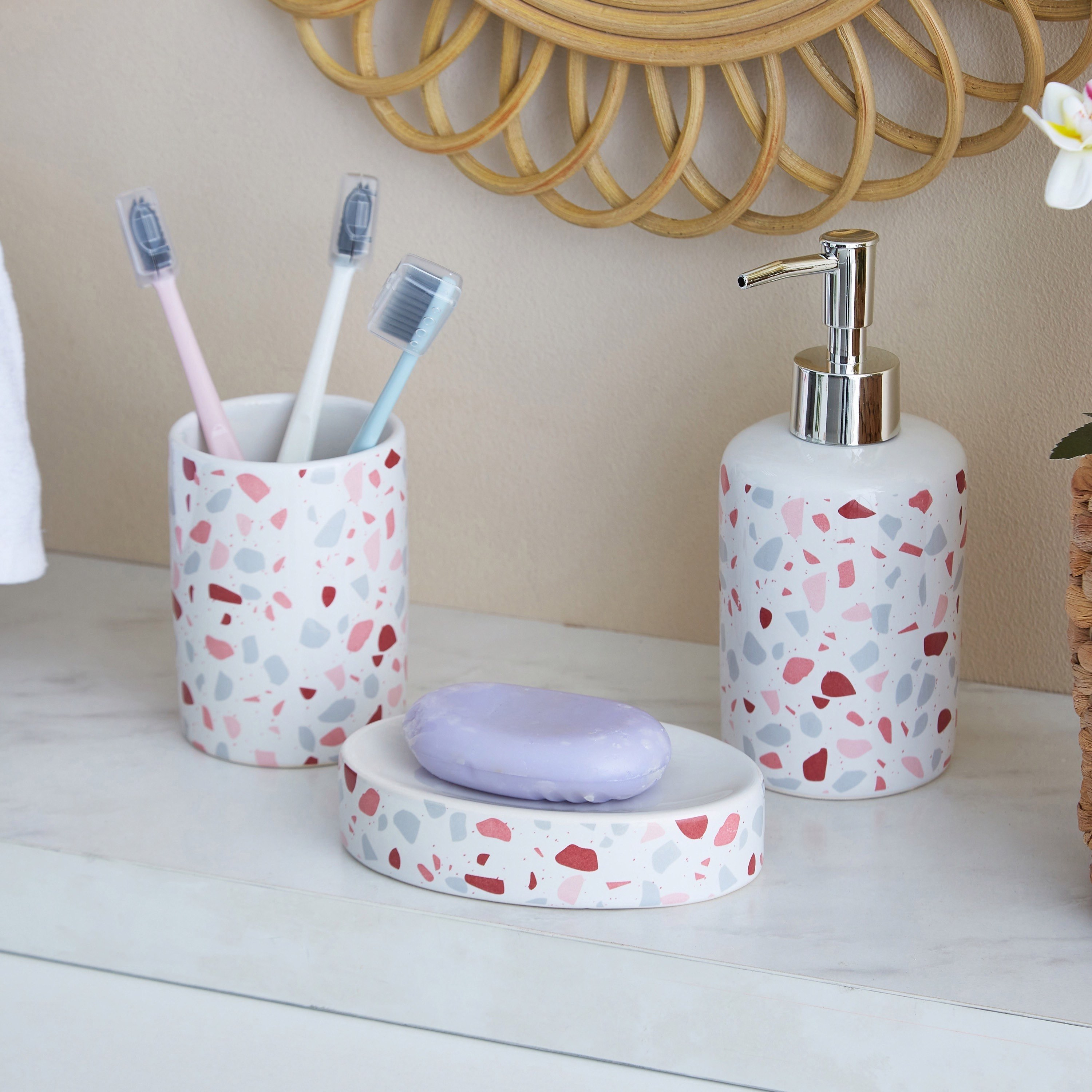 موزّع صابون سائل سيراميك وكوب وصحن صابون بتصميم تيرازو من أريس-hbxhomeware-hbxkidsandyouth-image-1