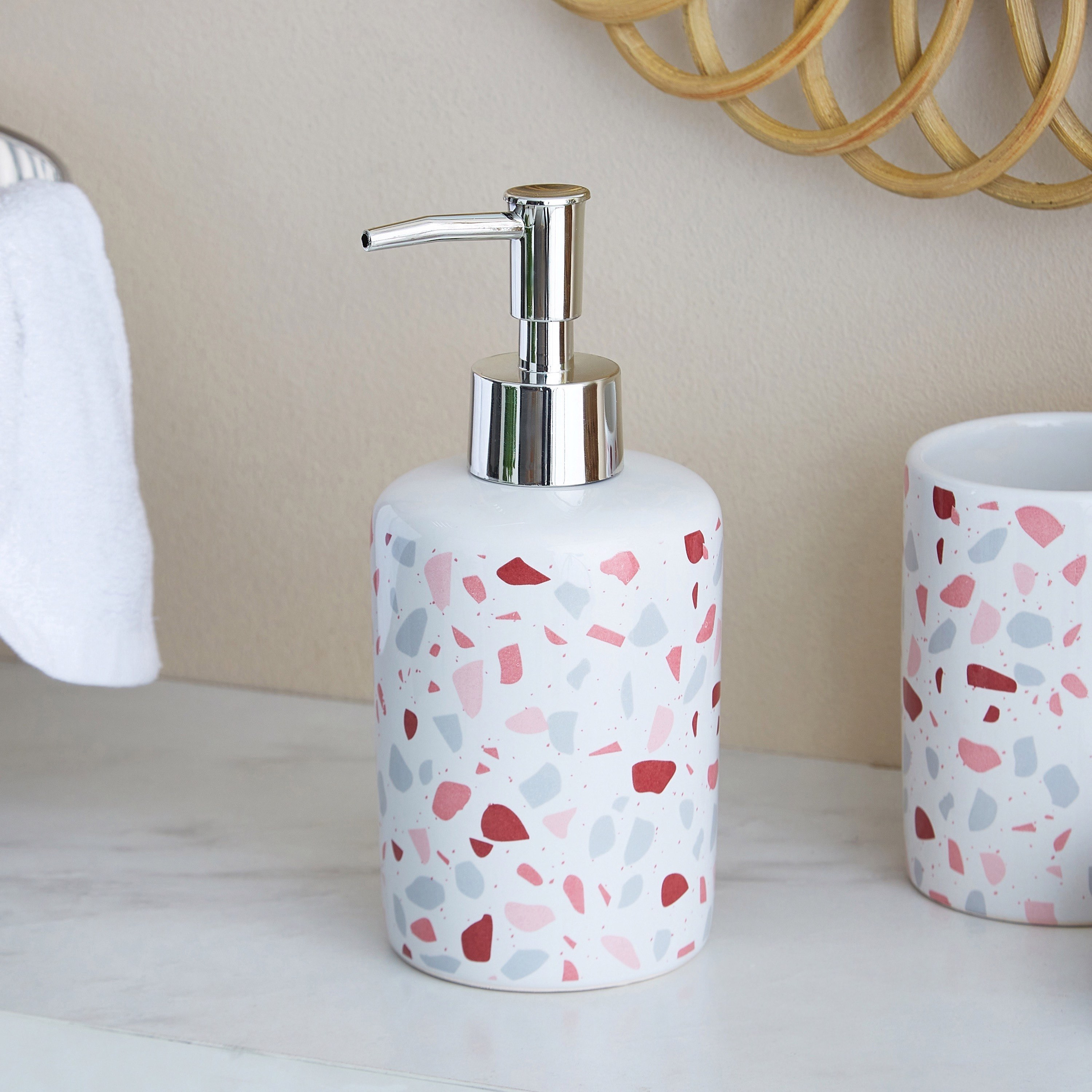 موزّع صابون سائل سيراميك وكوب وصحن صابون بتصميم تيرازو من أريس-hbxhomeware-hbxkidsandyouth-image-2
