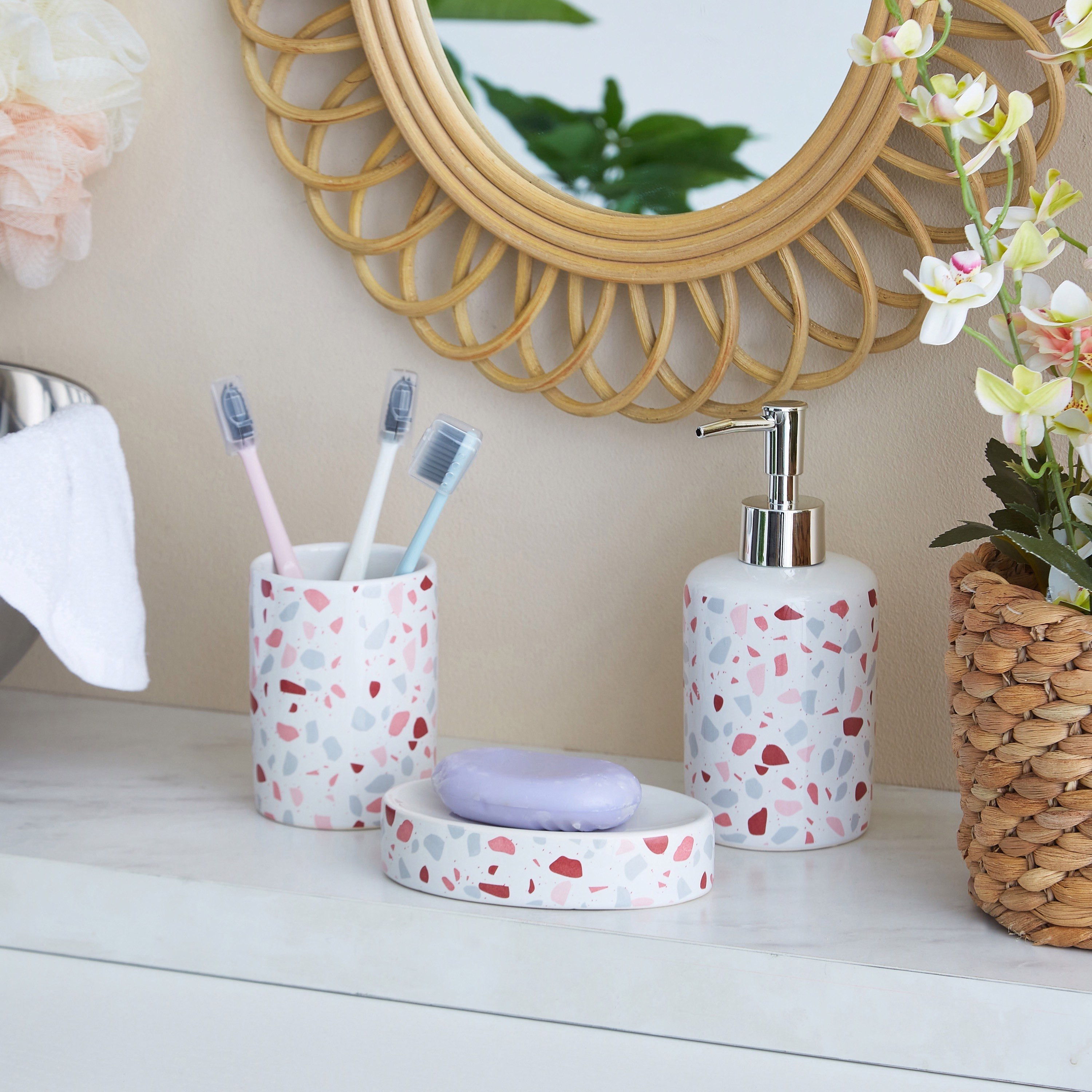موزّع صابون سائل سيراميك وكوب وصحن صابون بتصميم تيرازو من أريس-hbxhomeware-hbxkidsandyouth-image-6