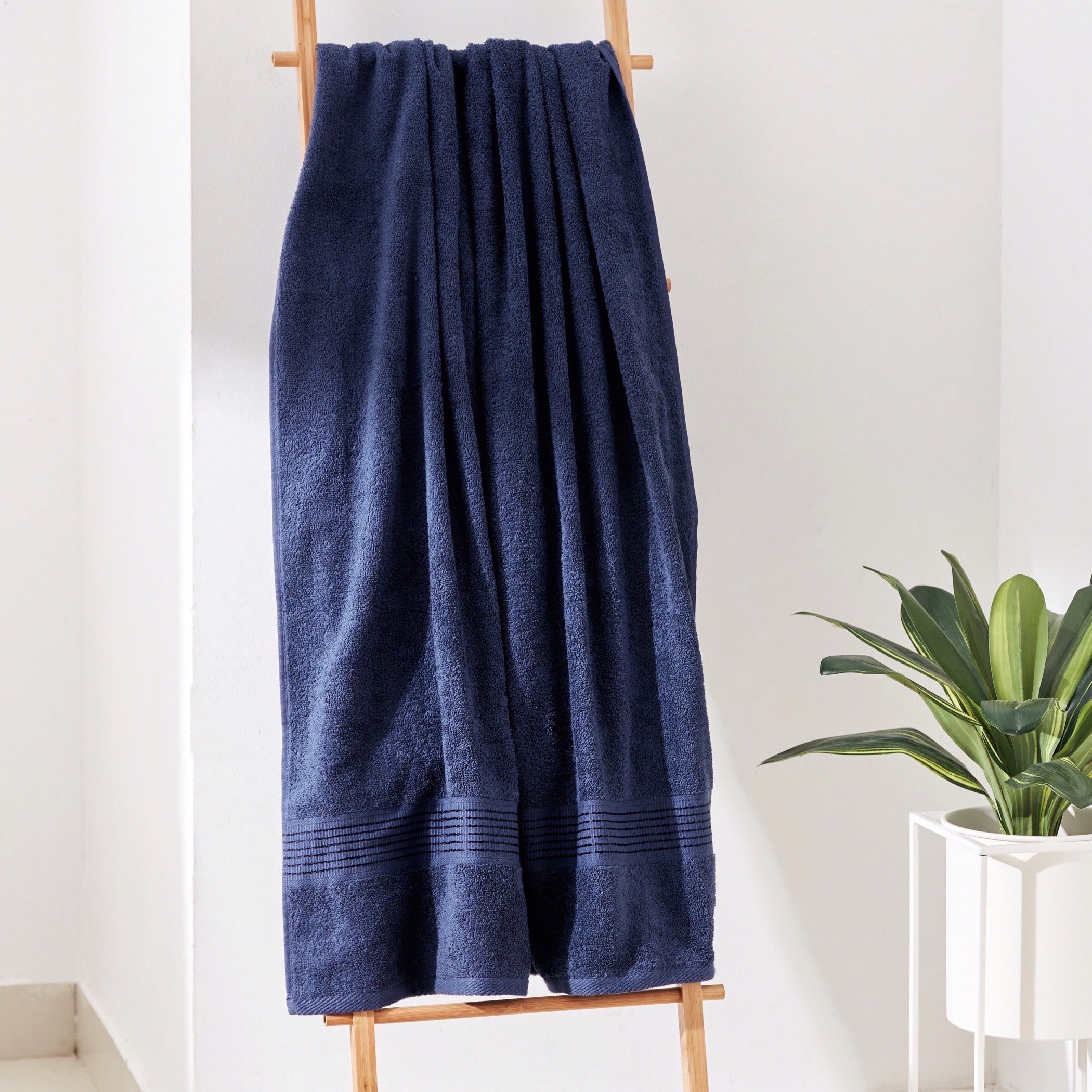 منشفة حمّام كبيرة ممشطة من إسينشيال - 90x150 سم-hbxbathroom-bathroomtextiles-image-1