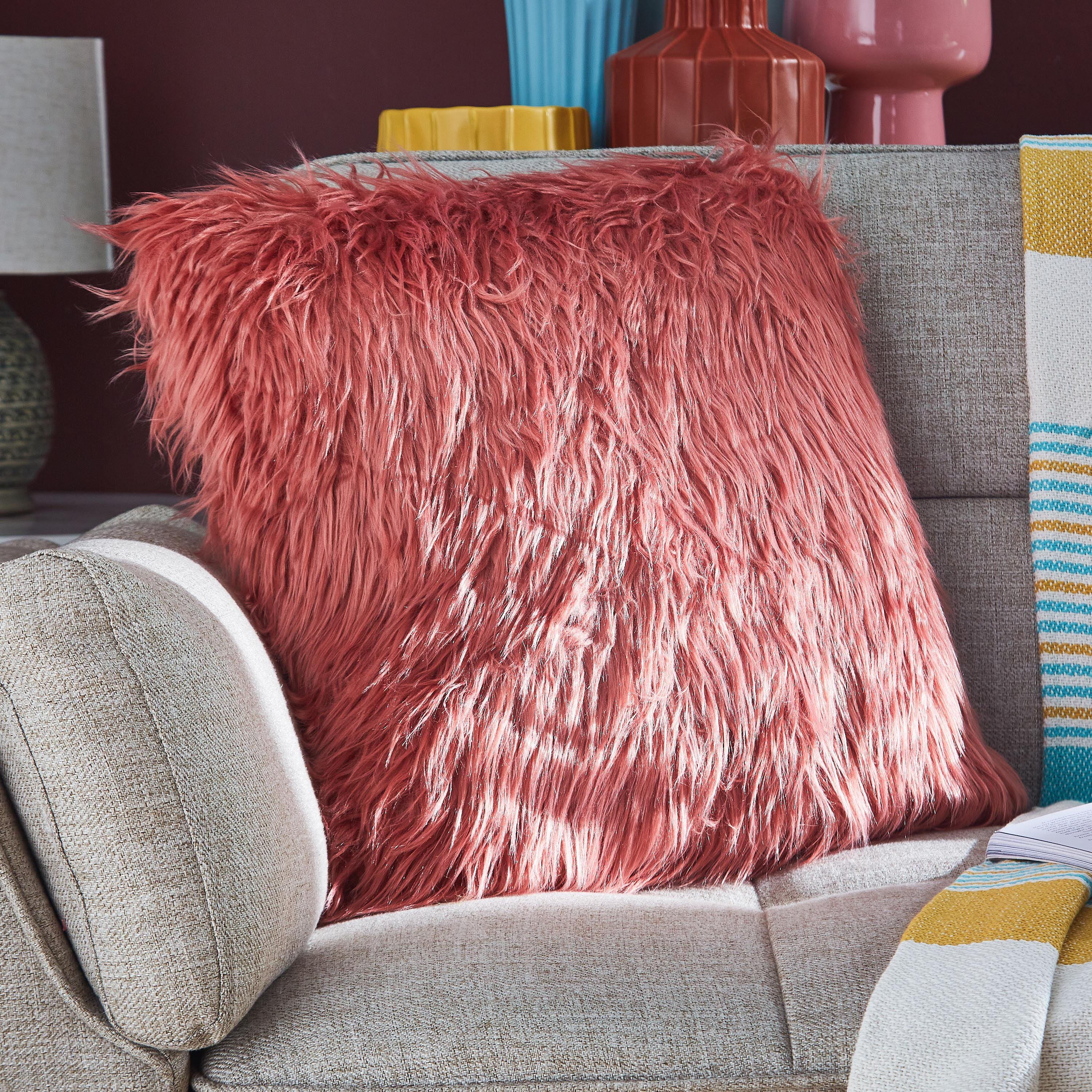 وسادة محشوّة من جلد الأغنام الصناعي - 45x45 سم-hbxlivingroom-furnishings-cushionsandcovers-filledcushions-image-1