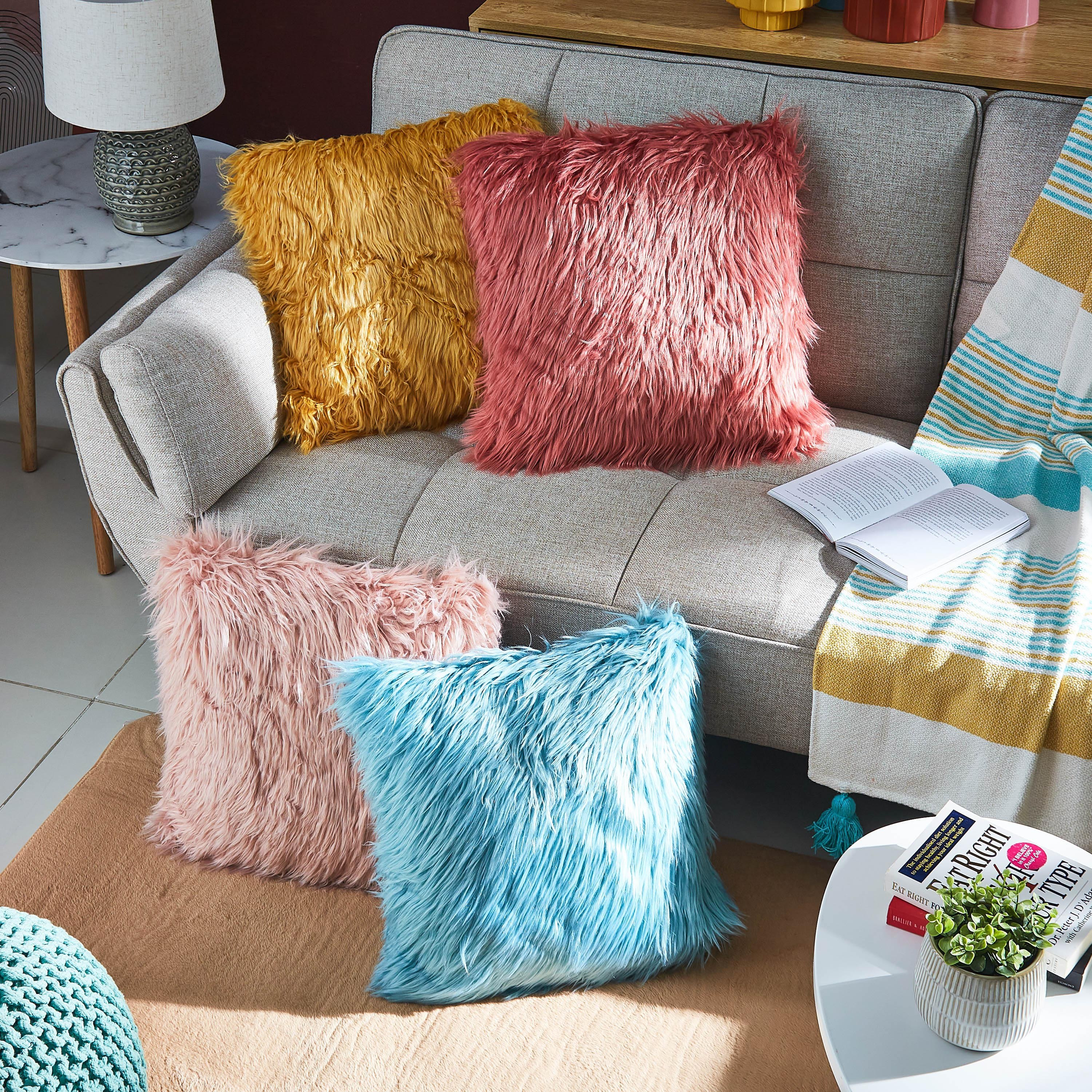 وسادة محشوّة من جلد الأغنام الصناعي - 45x45 سم-hbxlivingroom-furnishings-cushionsandcovers-filledcushions-image-4
