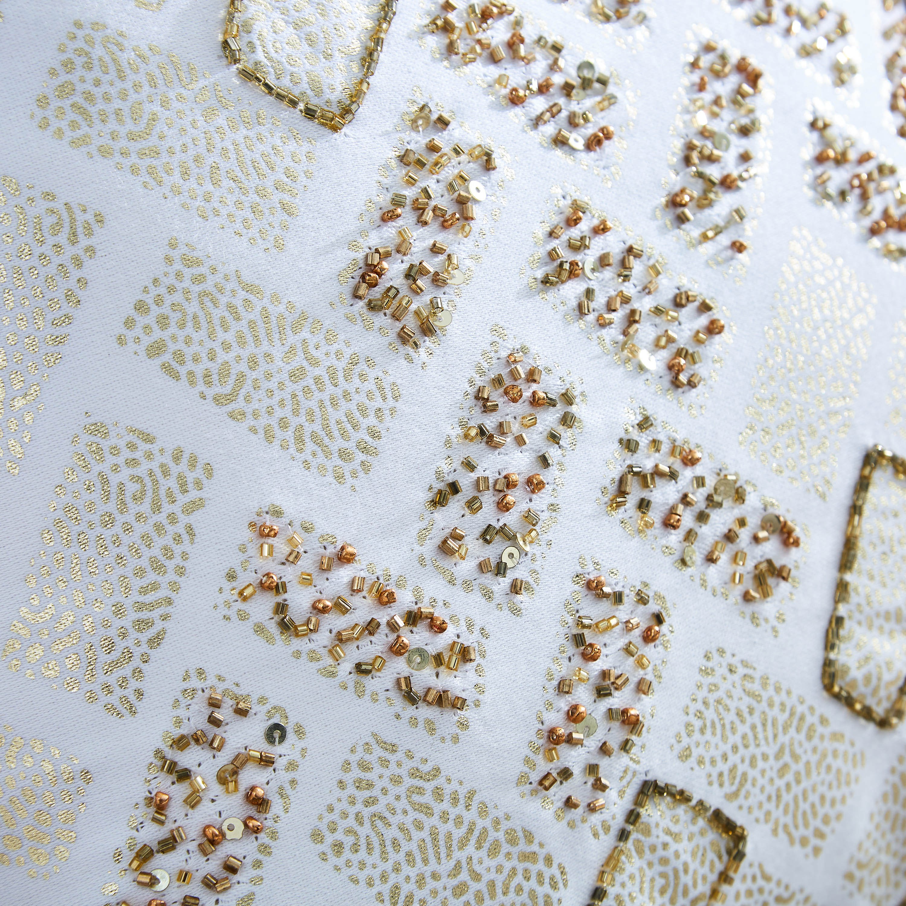 غطاء وسادة مزيّن بالخرز وطبعات فويل لورين من ألور - 40x40 سم-hbxhomeware-cushionsandcovers-cushioncovers-image-2