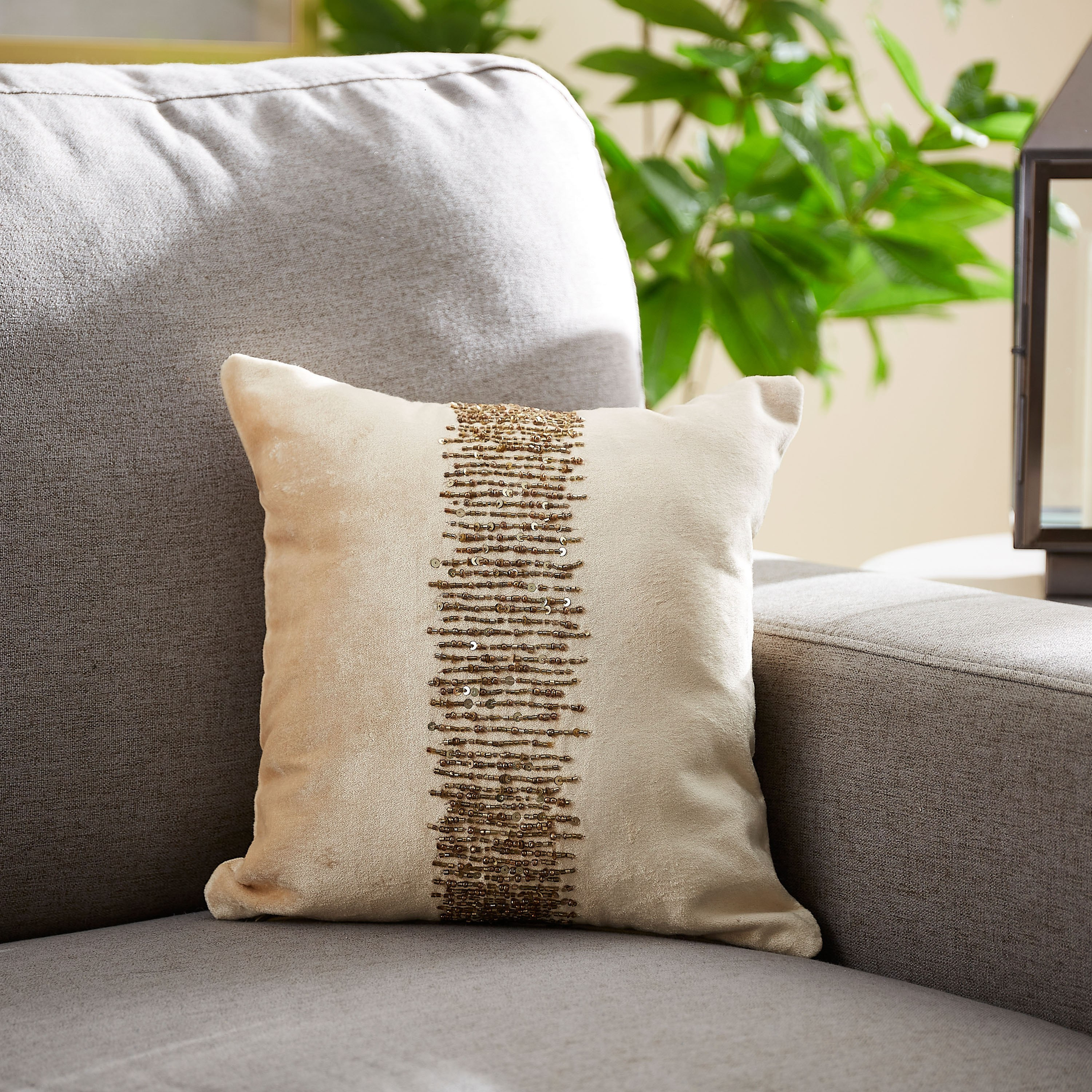 وسادة محشوة مزيّنة بالخرز 30x30 سم - ألور فيرا-hbxlivingroom-furnishings-cushionsandcovers-filledcushions-image-1
