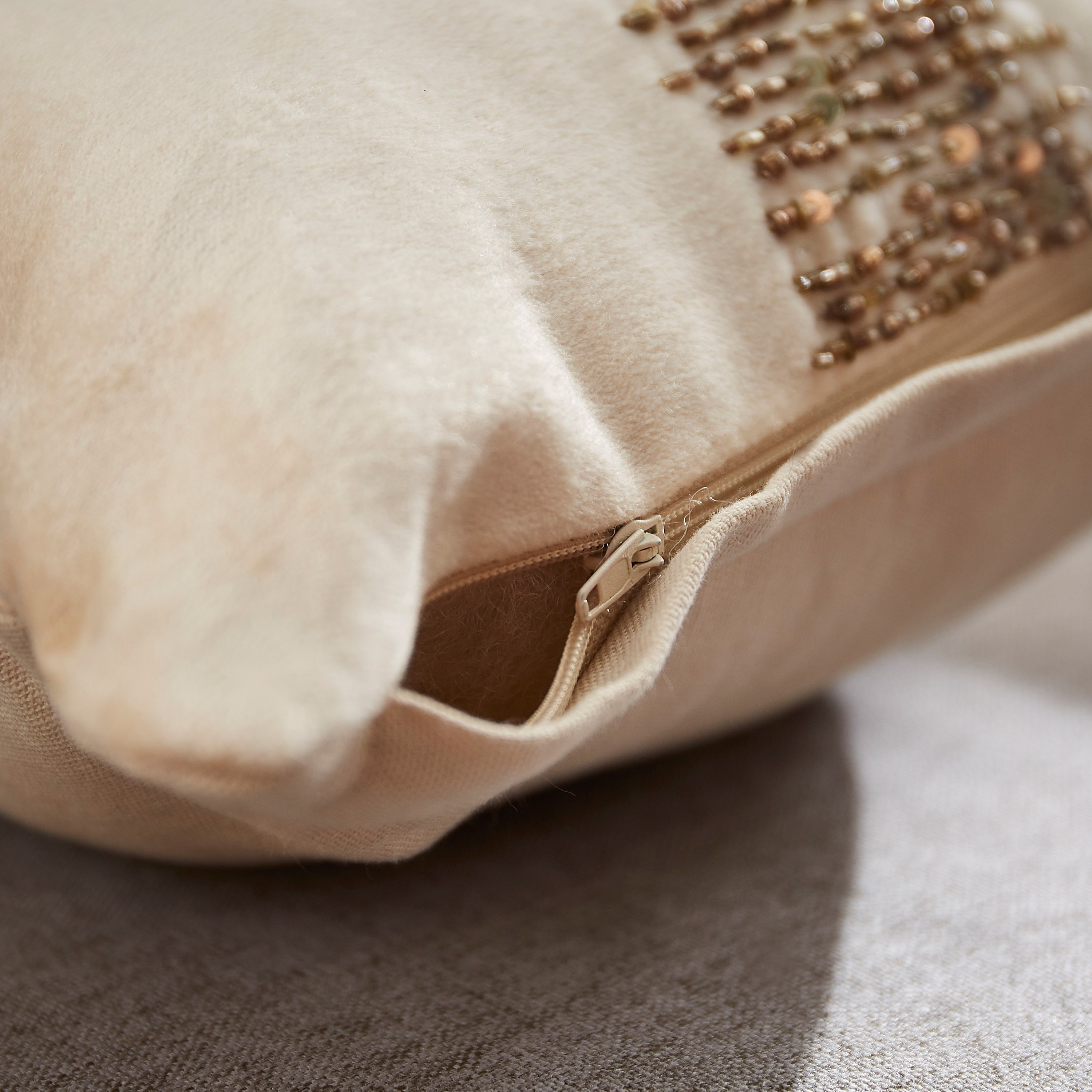 وسادة محشوة مزيّنة بالخرز 30x30 سم - ألور فيرا-hbxlivingroom-furnishings-cushionsandcovers-filledcushions-image-3