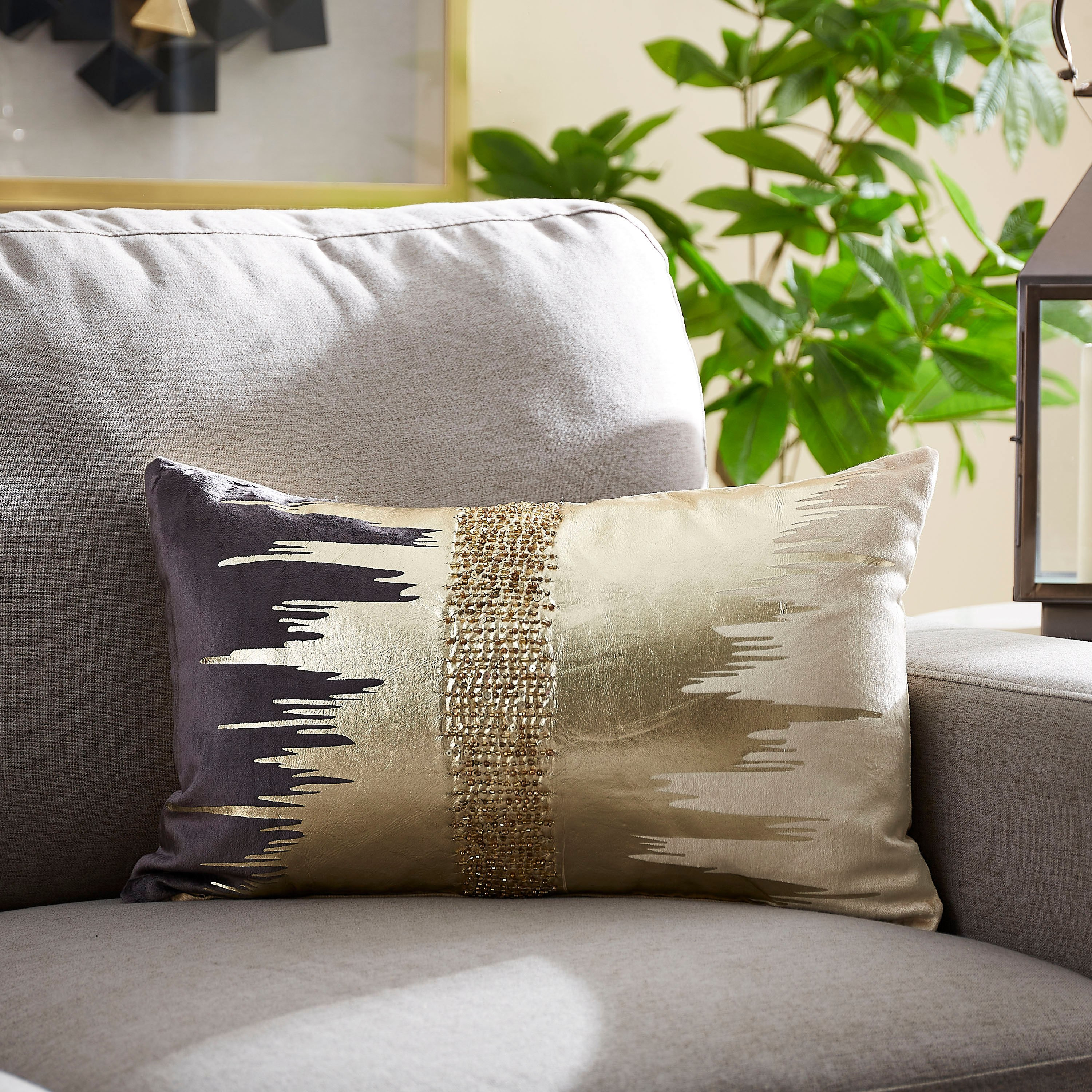 وسادة محشوة مزيّنة بالخرز وطبعات فويل فيرا من ألور - 30x50 سم-hbxlivingroom-furnishings-cushionsandcovers-filledcushions-image-1