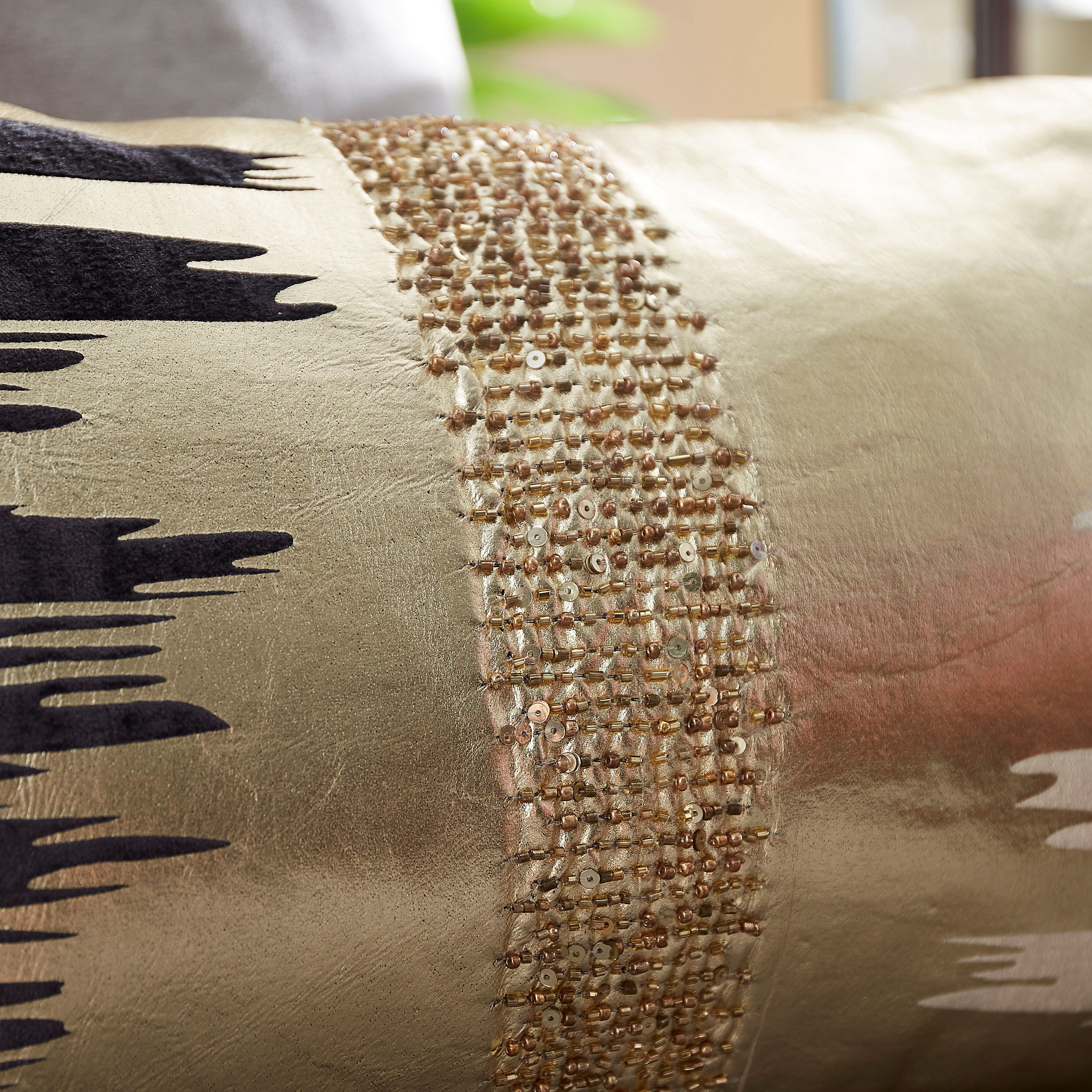وسادة محشوة مزيّنة بالخرز وطبعات فويل فيرا من ألور - 30x50 سم-hbxlivingroom-furnishings-cushionsandcovers-filledcushions-image-2
