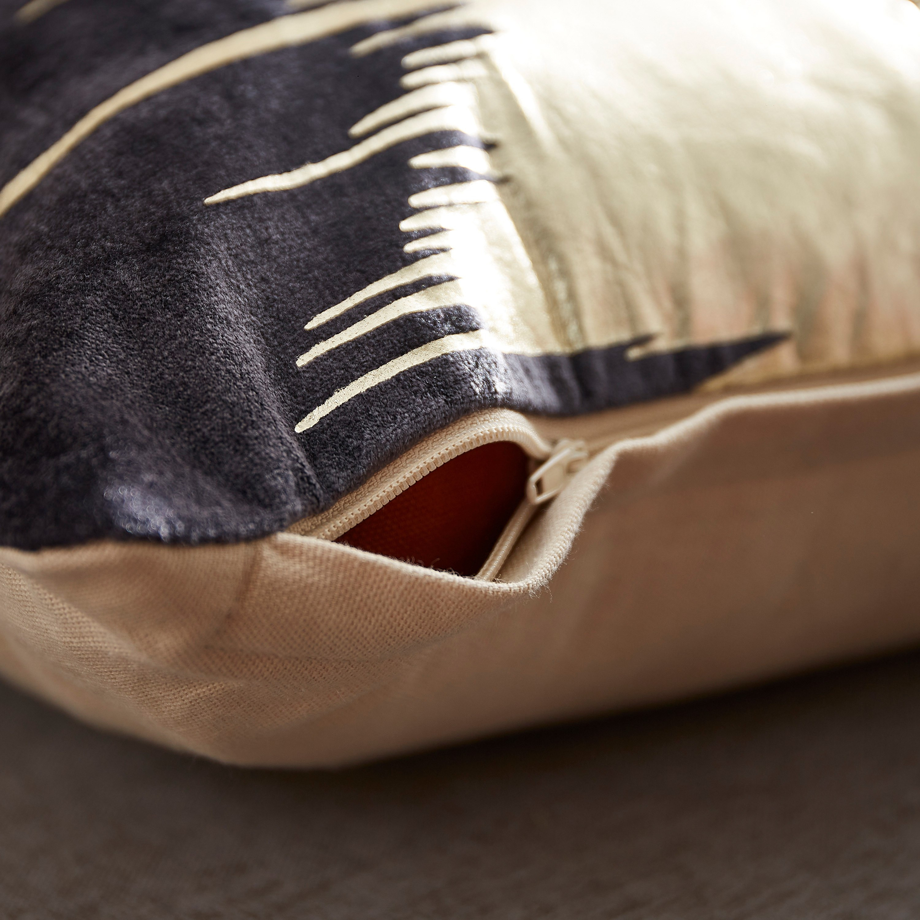 وسادة محشوة مزيّنة بالخرز وطبعات فويل فيرا من ألور - 30x50 سم-hbxlivingroom-furnishings-cushionsandcovers-filledcushions-image-3