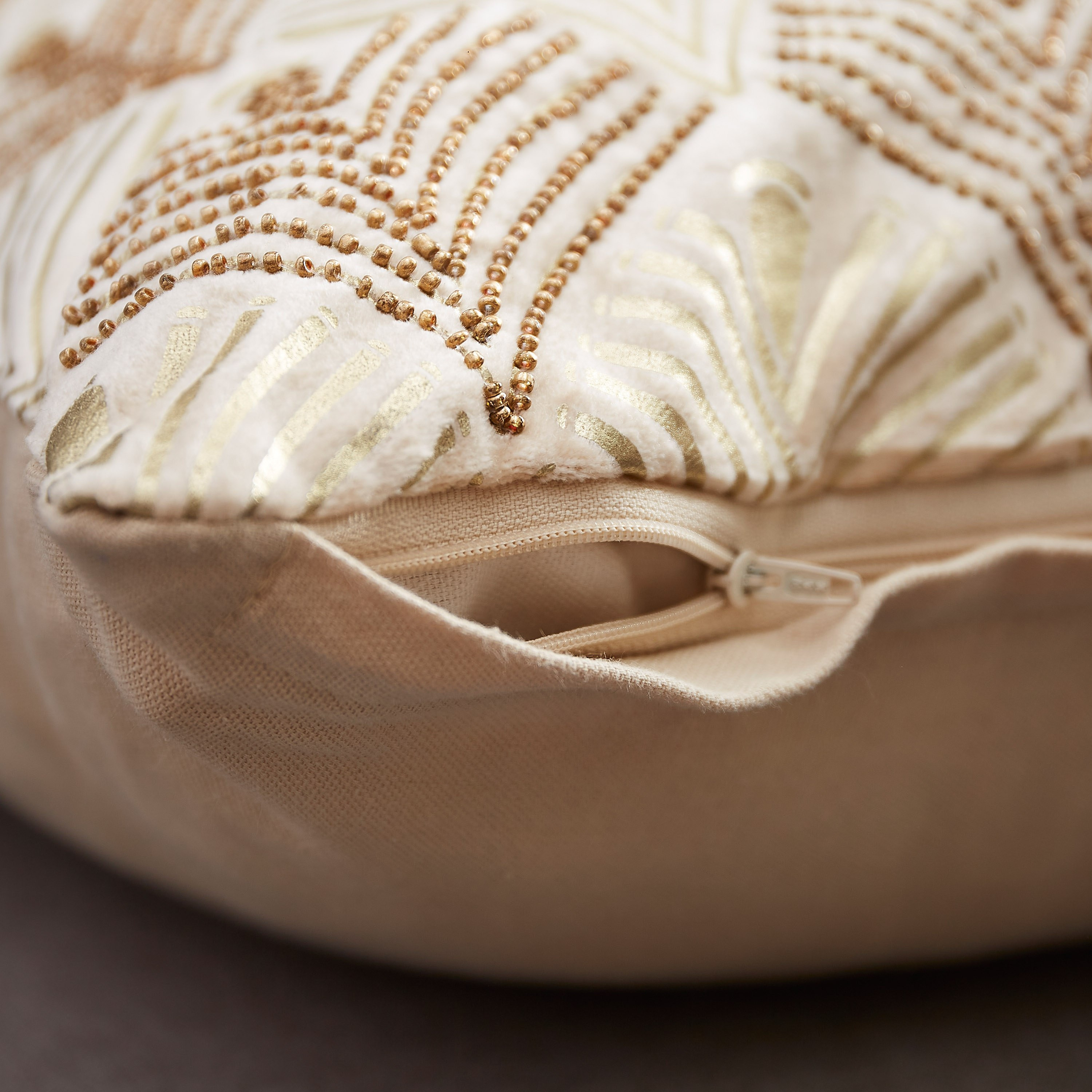 غطاء وسادة مزيّن بالخرز وطبعات فويل هايدي من ألور - 45x45 سم-hbxhomeware-cushionsandcovers-cushioncovers-image-3