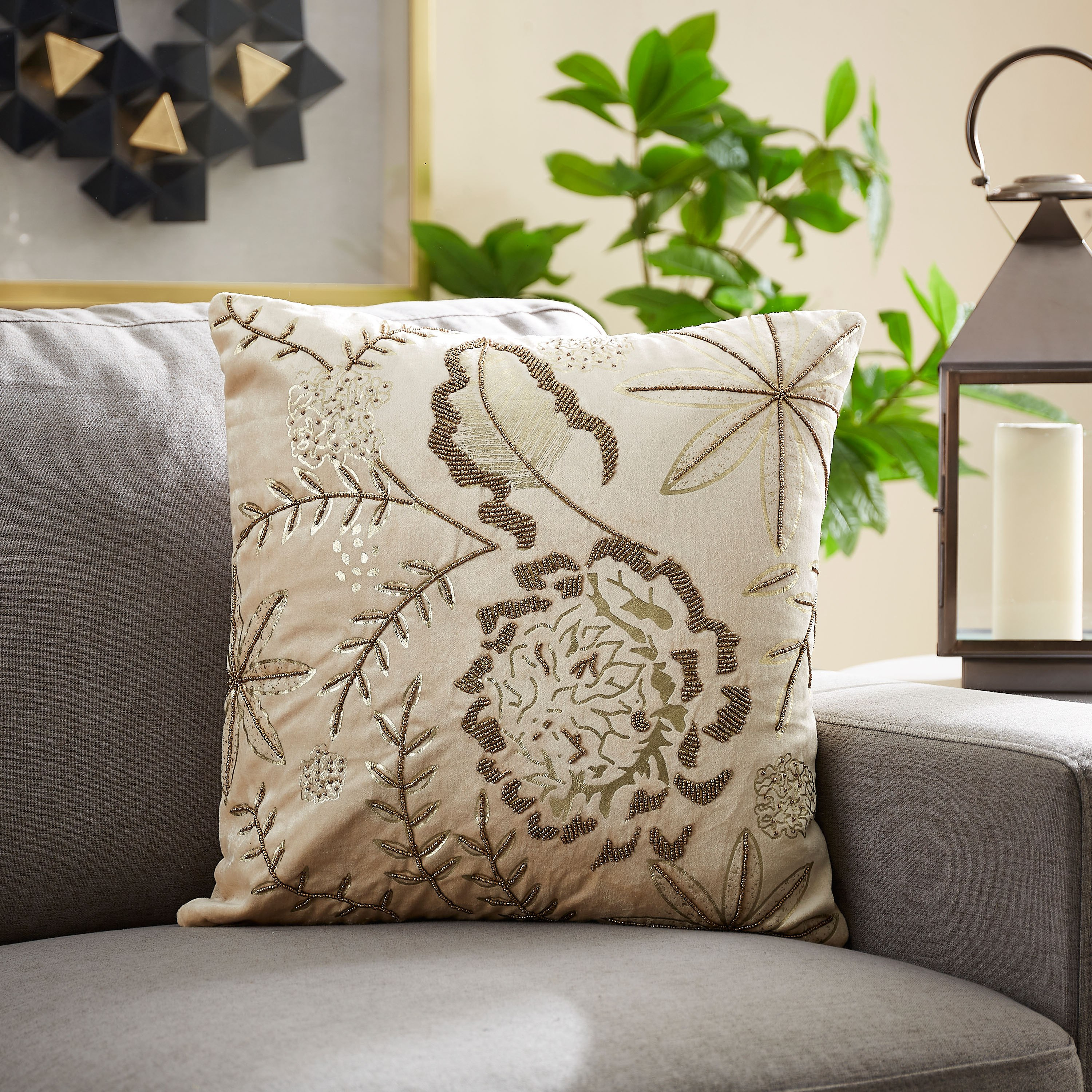 وسادة محشوة مزيّنة بالخرز وطبعات فويل داليا من ألور - 45x45 سم-hbxlivingroom-furnishings-cushionsandcovers-filledcushions-image-1
