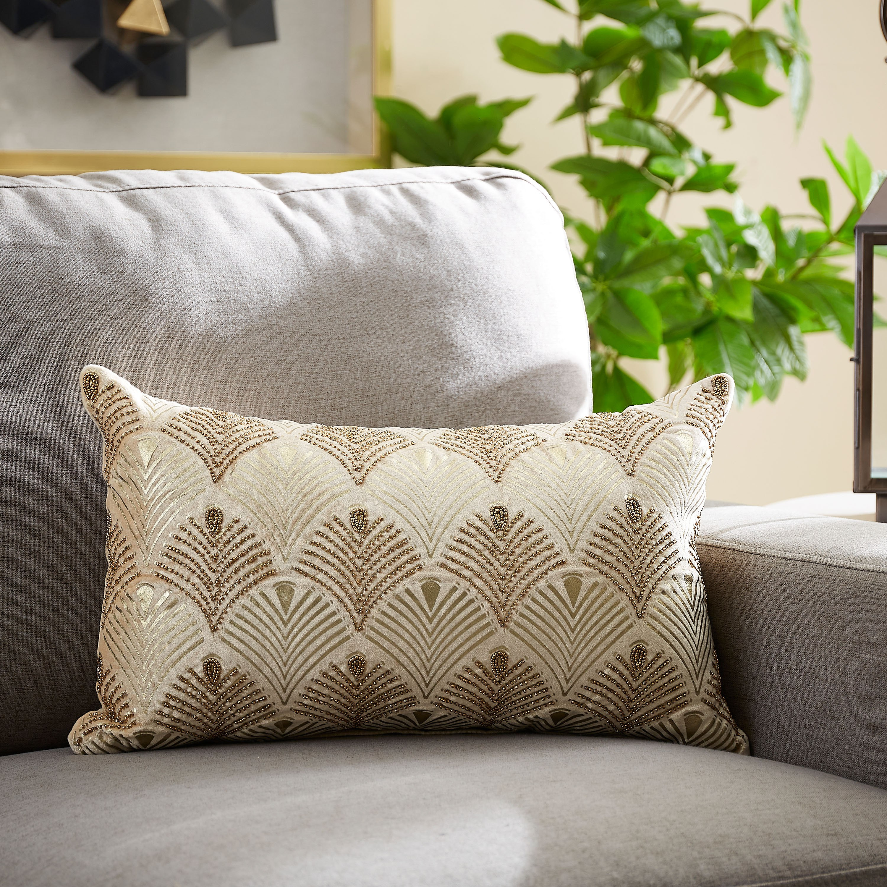 وسادة محشوة مزيّنة بالخرز وطبعات فويل هايدي من ألور - 30x50 سم-hbxlivingroom-furnishings-cushionsandcovers-filledcushions-image-1