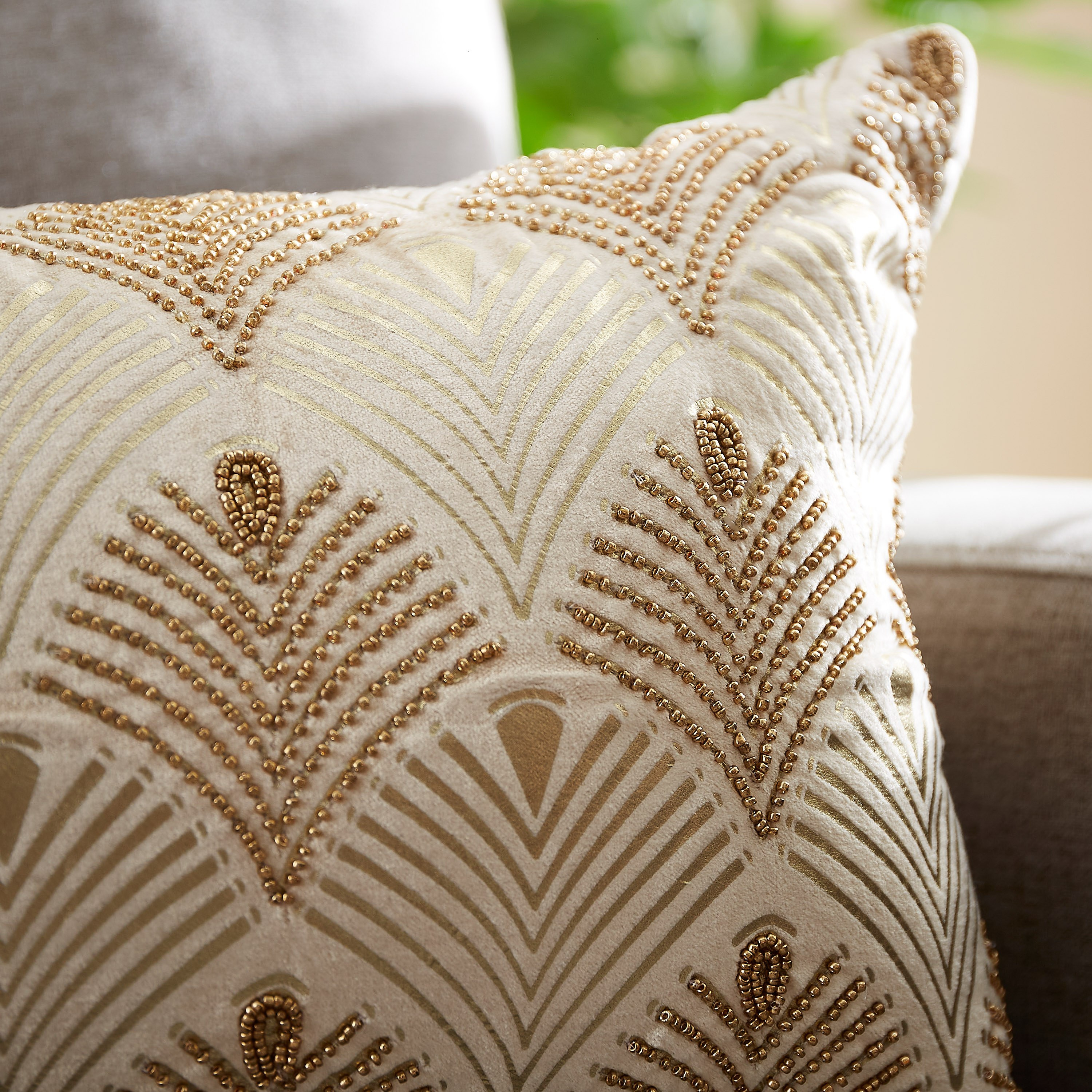 وسادة محشوة مزيّنة بالخرز وطبعات فويل هايدي من ألور - 30x50 سم-hbxlivingroom-furnishings-cushionsandcovers-filledcushions-image-2