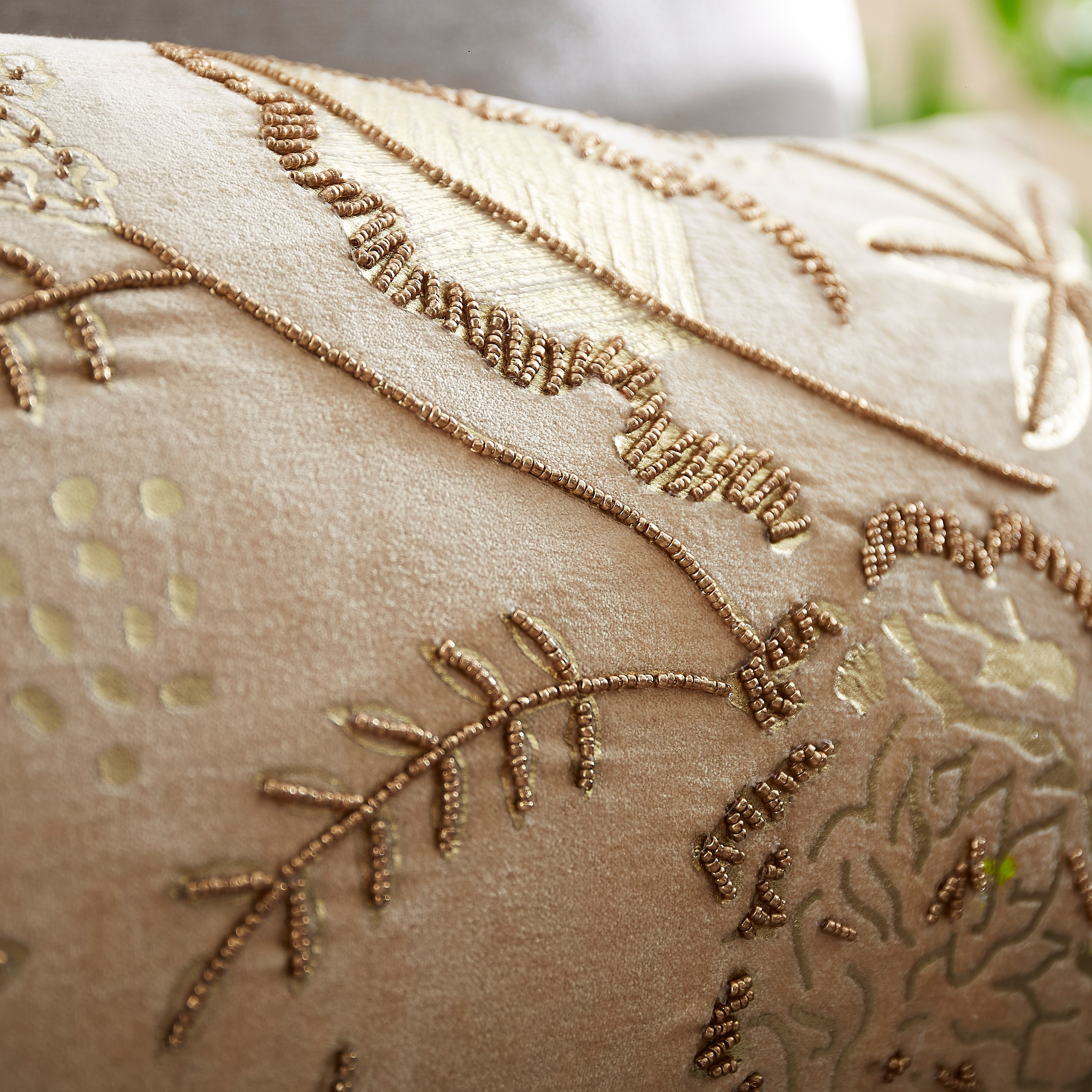 وسادة محشوة مزيّنة بالخرز وطبعات فويل داليا من ألور - 30x50 سم-hbxlivingroom-furnishings-cushionsandcovers-filledcushions-image-2