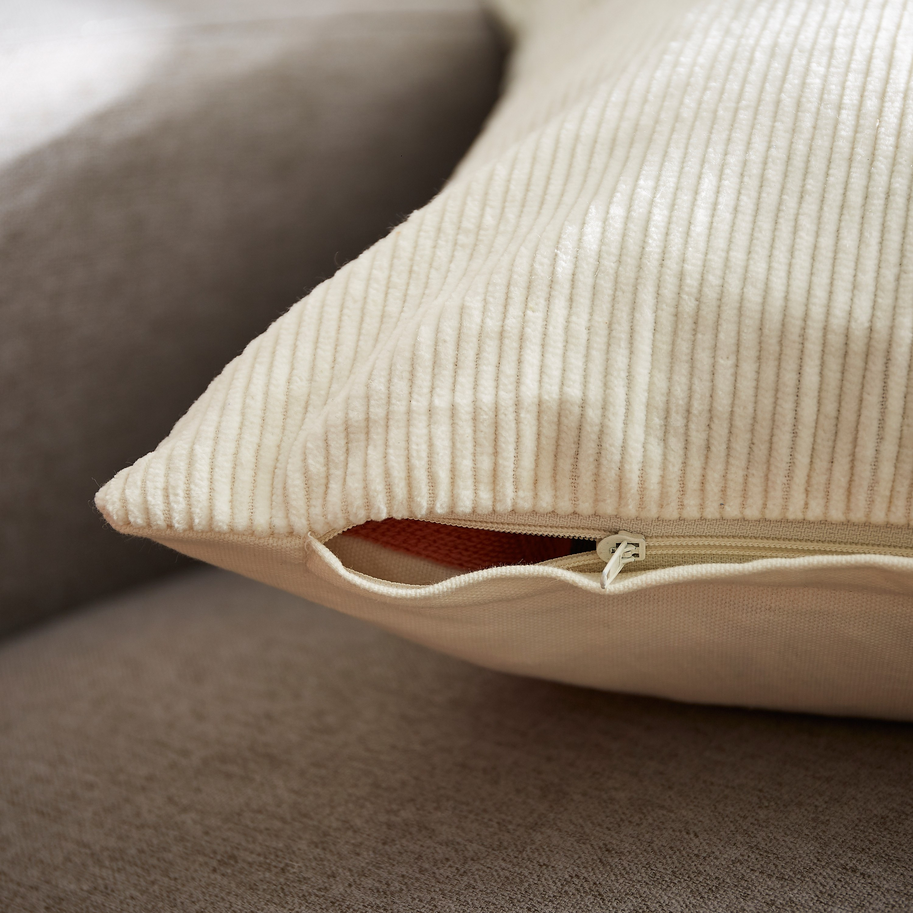 وسادة محشوة مطرزة بقوالب ملونة - 45x45 سم-hbxlivingroom-furnishings-cushionsandcovers-filledcushions-image-3
