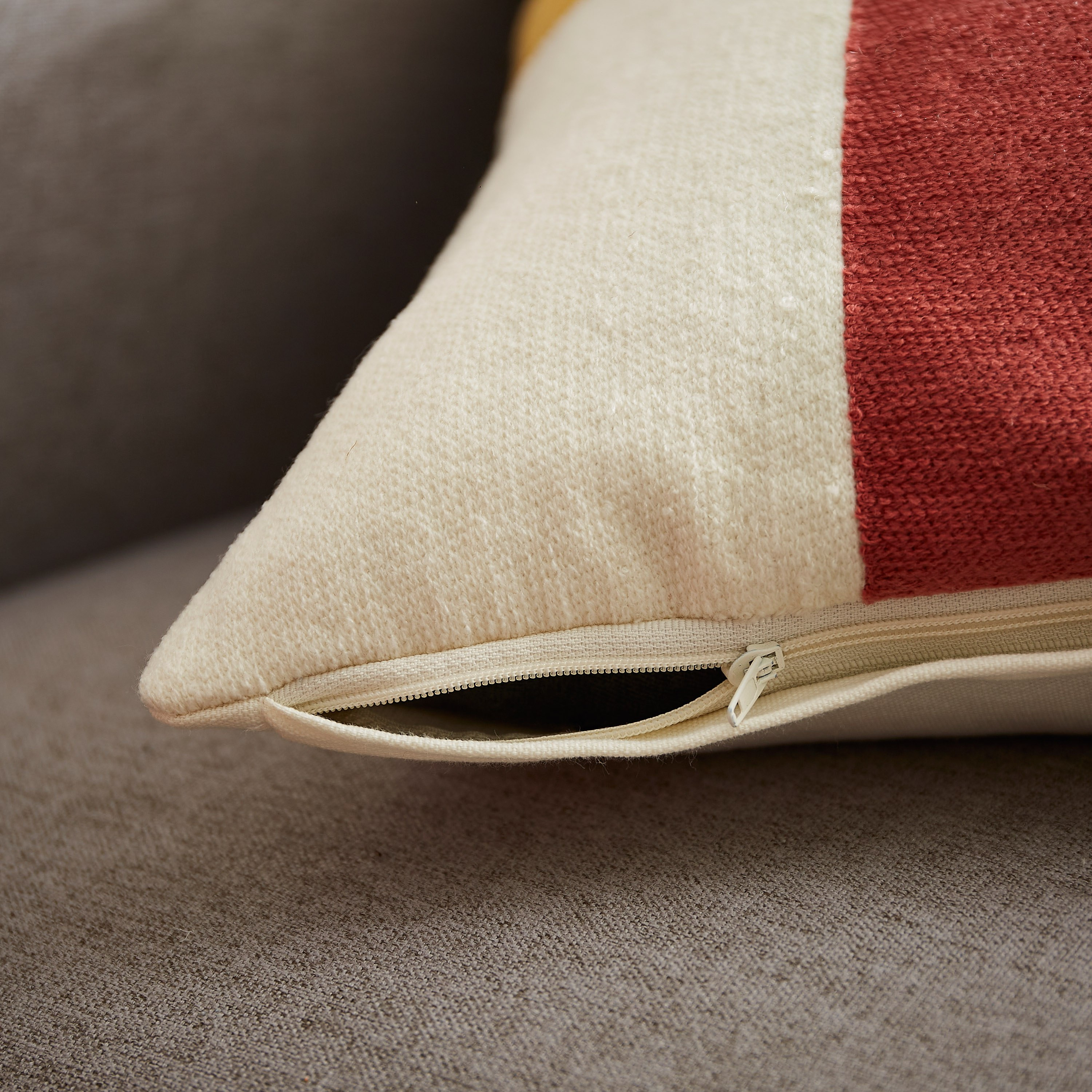 وسادة محشوة مطرزة بقوالب ملونة - 45x45 سم-hbxlivingroom-furnishings-cushionsandcovers-filledcushions-image-3