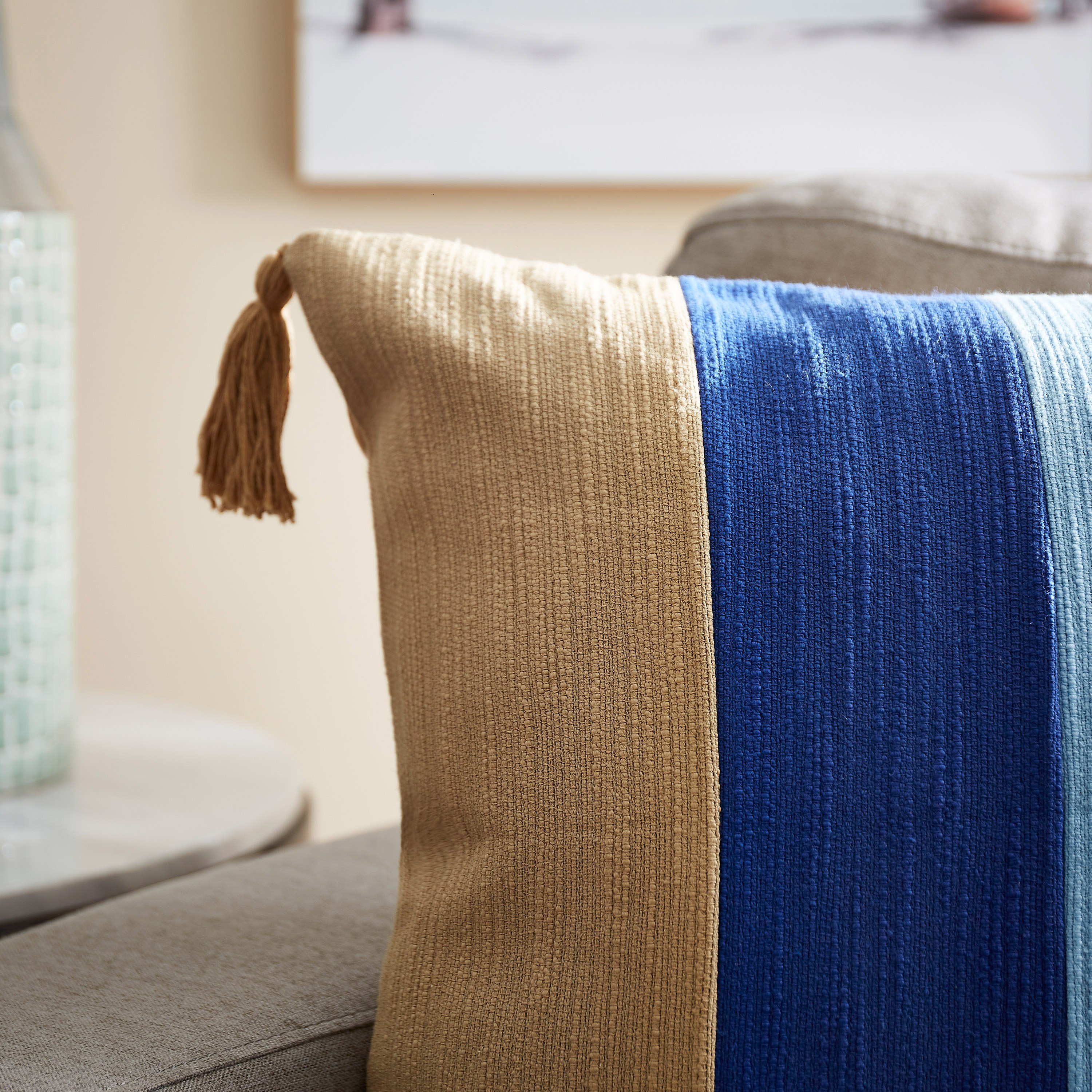 وسادة محشوة برقعة كريويل من كلايتون - 45x45 سم-hbxlivingroom-furnishings-cushionsandcovers-filledcushions-image-2