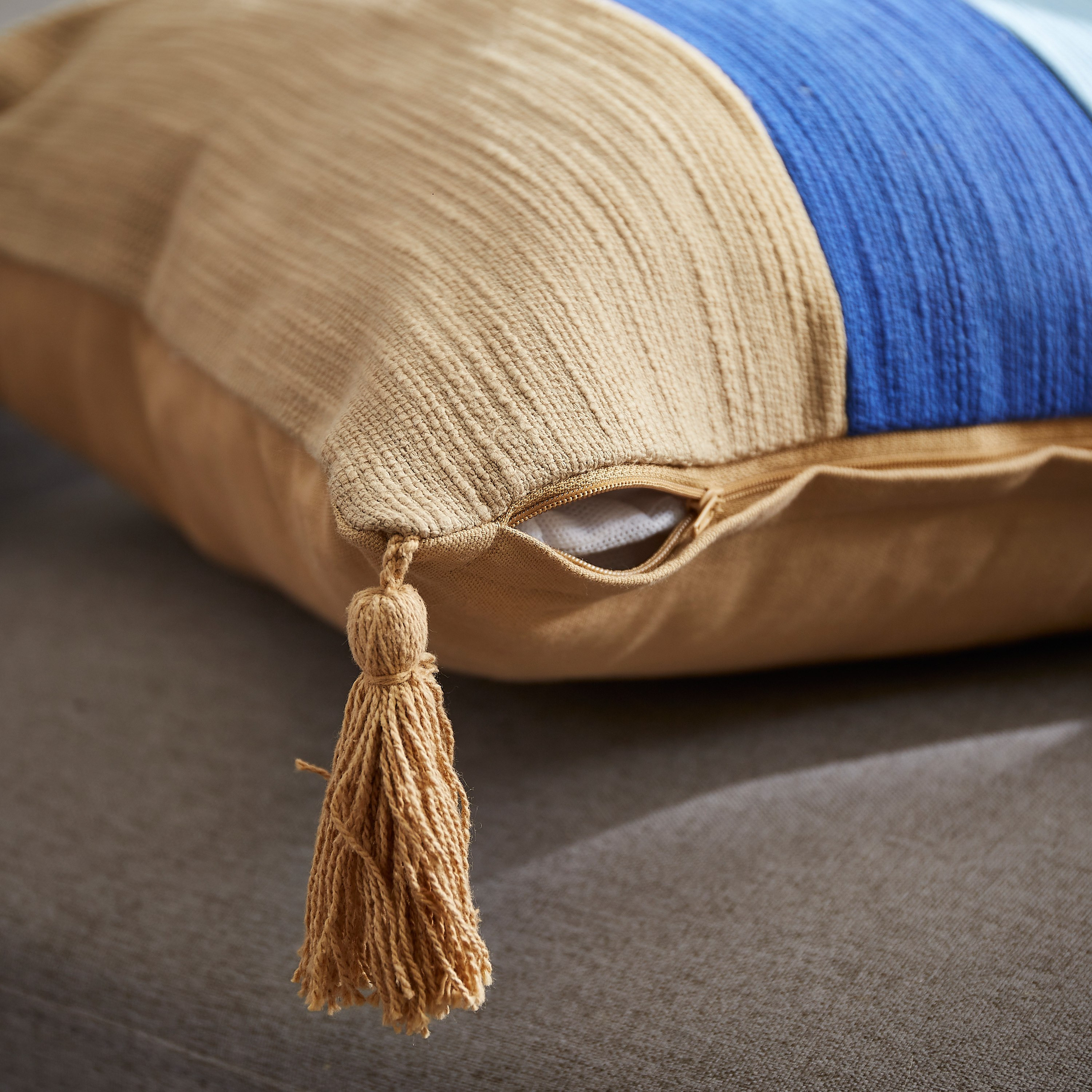 وسادة محشوة برقعة كريويل من كلايتون - 45x45 سم-hbxlivingroom-furnishings-cushionsandcovers-filledcushions-image-3