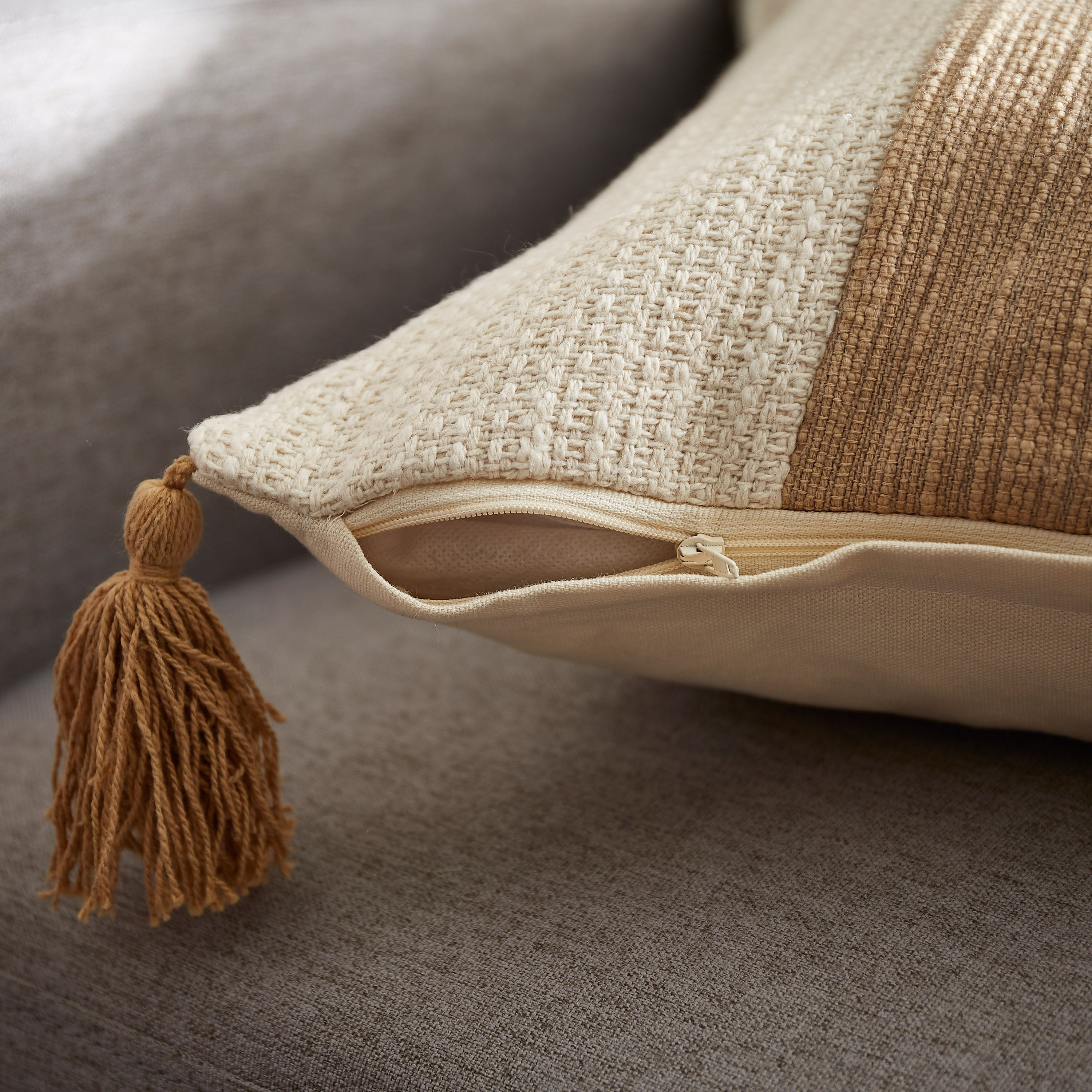 وسادة محشوة برقعة كريويل من كلايتون - 45x45 سم-hbxlivingroom-furnishings-cushionsandcovers-filledcushions-image-3
