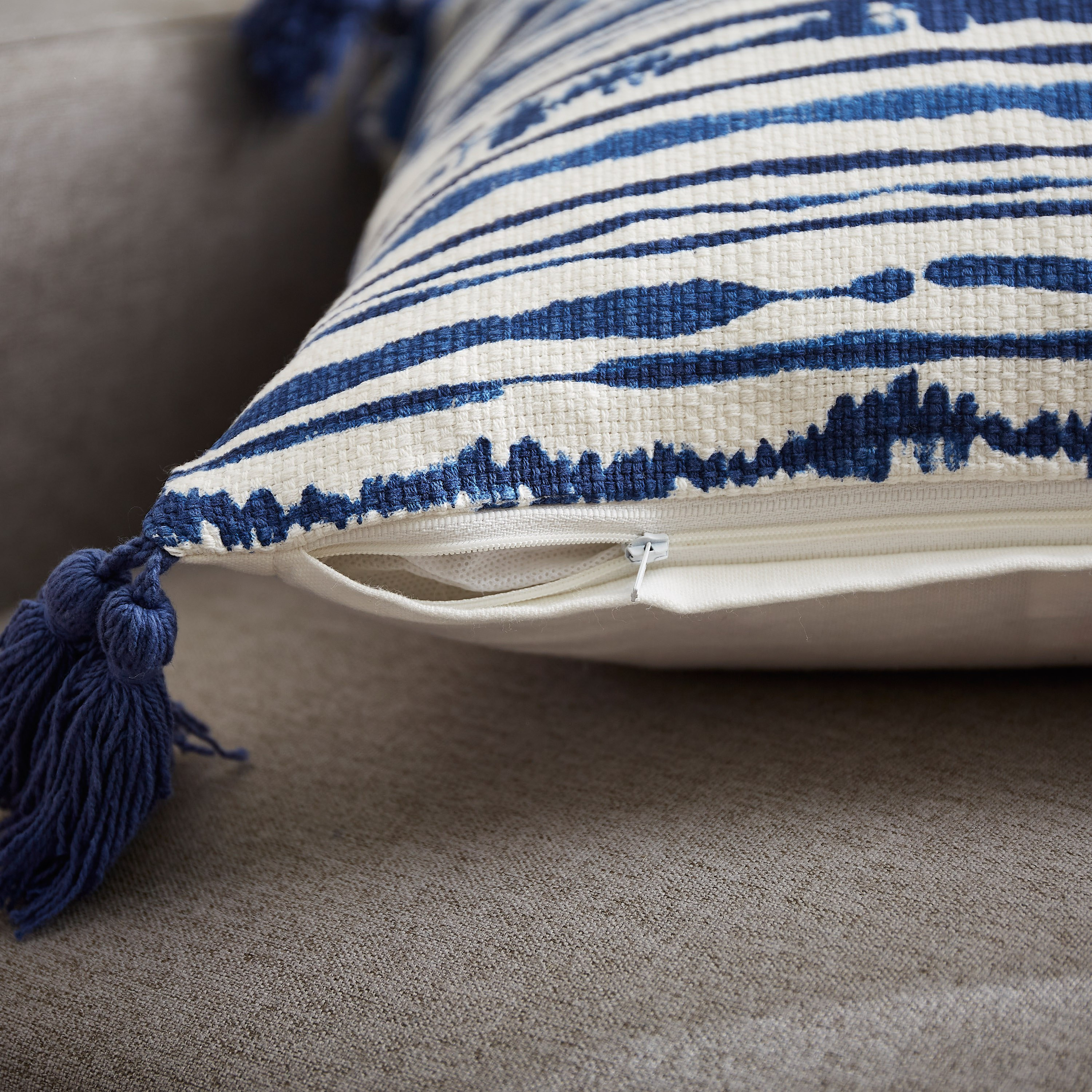 وسادة محشوة بطبعات تاي داي جيس - 40x40 سم-hbxlivingroom-furnishings-cushionsandcovers-filledcushions-image-3