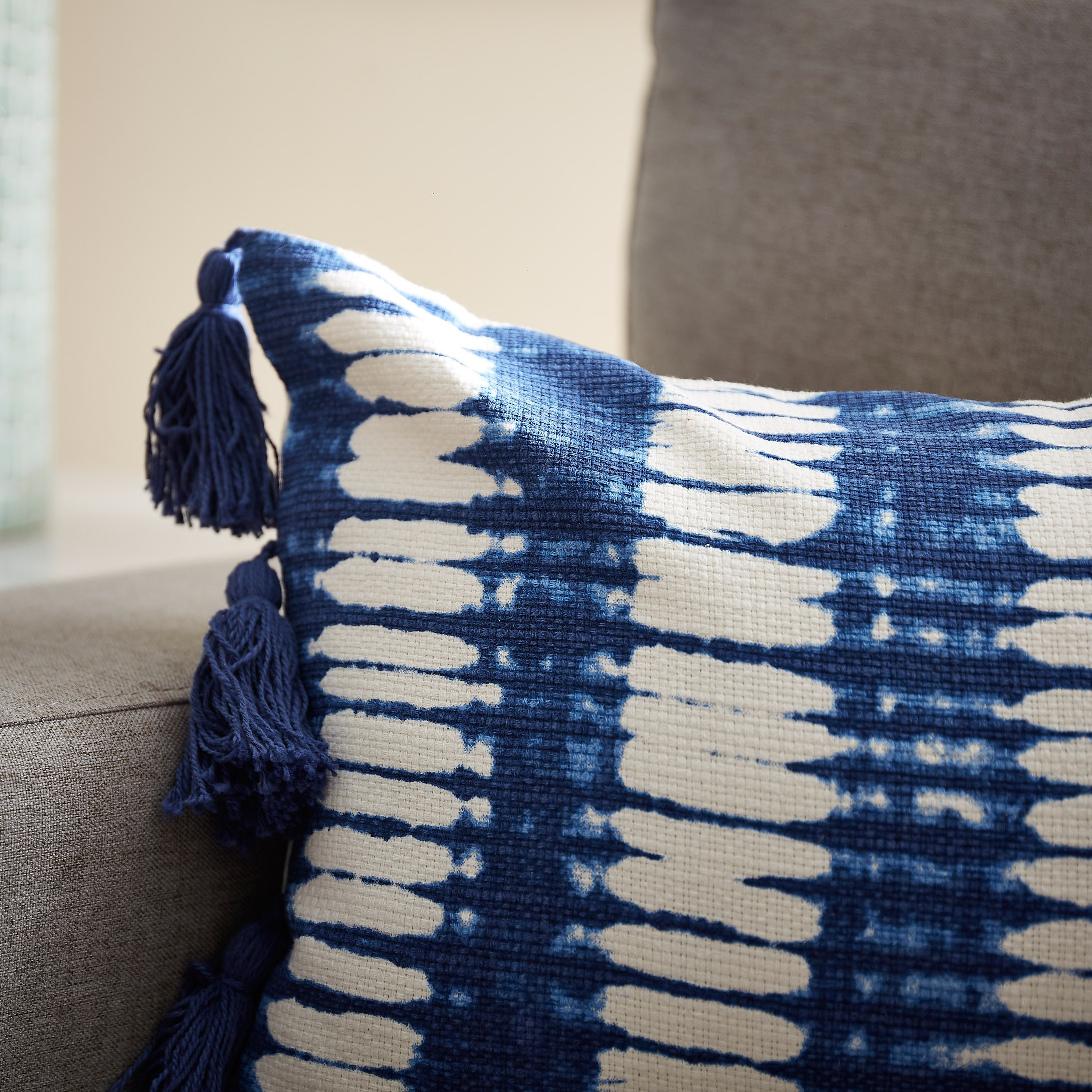 وسادة محشوة بطبعات تاي داي جافن - 30x50 سم-hbxlivingroom-furnishings-cushionsandcovers-filledcushions-image-2